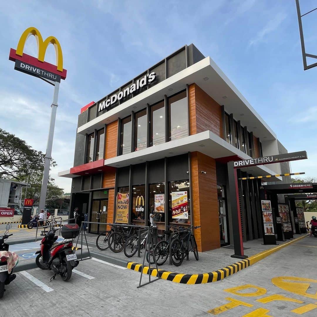 McDonald's Philippinesのインスタグラム：「bike commuting can get tiring, buti na lang may bike parking sa McDo Sandoval!  recovery food na muna! 🚴🏻‍♀️  📸 @aldrinpelicano」