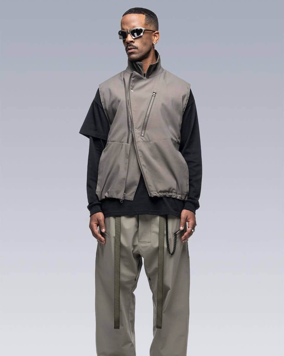 のインスタグラム：「【ACRONYM】>>> LAUNCHING TOMORROW 4.21(fri) 19:00-   ACRONYM SS23 Drop-B  優れた耐久防水性、高透湿性、防風性機能で快適性を実現するGore-tex 2.5Lを素材に使用したミニマルなスタンドカラーコートも到着。 最もプレミアムな、孤高のテックウェア・ファッションレーベルの最新作をチェック。  ◼️RESTIR.COM ONLINE STORE 　4/21(fri) 19:00〜販売開始  ◼️RESTIR BOUTIQUE 　4/21(fri) 11:00〜販売開始  #ACRONYM #RESTIR #mens #ss23」
