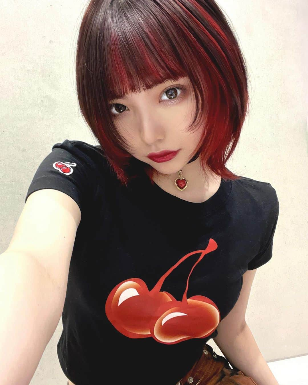 藍染カレンのインスタグラム：「ﾆｭｰﾍｱ 徹底的に赤×黒が好き🍒」