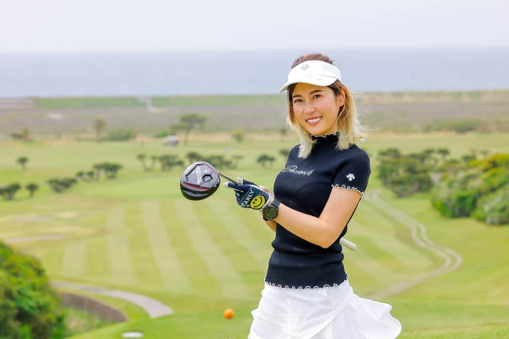 mimiのインスタグラム：「ついにプロカメラマンに撮っていただきました📸⛳️ みんなのマナフォトさん！ @manaphoto55   私の髪色が鮮明に🤣笑 しかも、カッコいい色加工までしてくださる神対応😭 ゆちゃが紹介してくれたんだけど、プロってすごいね！  お気に入りのドライバー @romaro_japan  ちゃんと共に @tateyama_countryclub ⛳️  🅱️まで撮ってもらったからまた載せます🥰  みんな、普段と違う私もどうでしょう⁇  コメント待ってる☺️  #ゴルフ女子 #ゴルフ男子  #ゴルフウェア  #ゴルフコーデ #ゴルフ好きな人と繋がりたい  #デサント　#デサントゴルフ  #デサントコーデ #ゴルフカメラマン #ゴルフフォト #golf #golfgirls  #golflife  #館山カントリー  見守り鯛　@yucha_x2」