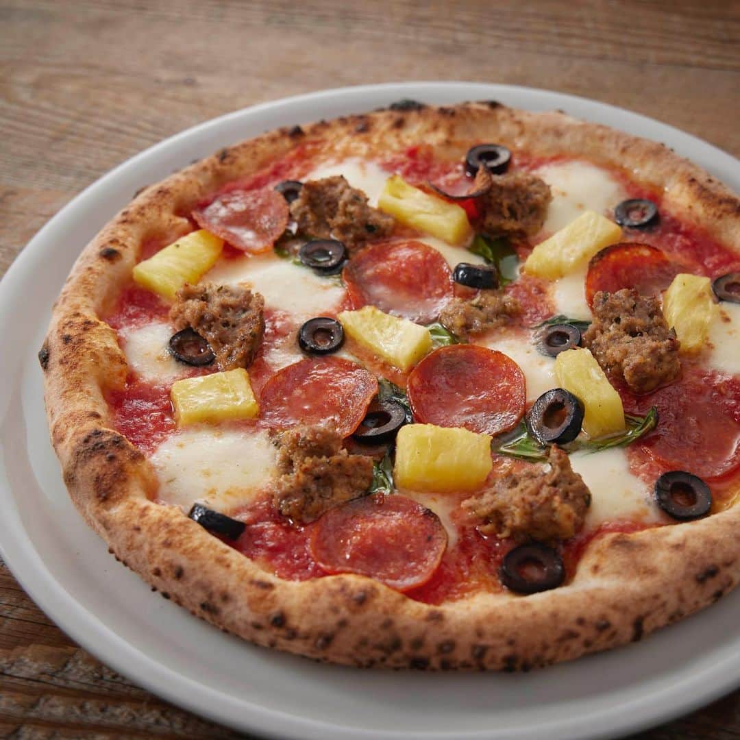 のインスタグラム：「* 『PIZZA LIKE FLOWER 2023』  800°DEGREES SHINJUKU& MINAMIAOYAMA  We started New PIZZA!  NO.1 THE CLASSIC AMERICAN RED Margherita with pineapple,meatball,pepperoni,olive  Click link to see full menu!  #800degreesjapan」