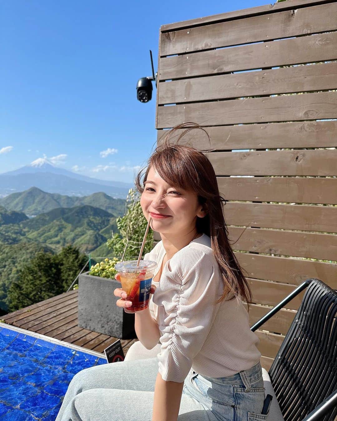 細沼紗花のインスタグラム：「.  富士山とても綺麗だったのに風が強すぎて😂 足湯にも入った♨️  . #富士山#伊豆 #伊豆旅行#伊豆パノラマパーク #足湯」