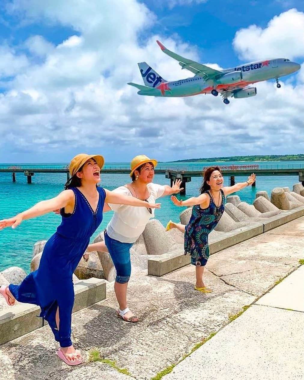 ジェットスター航空のインスタグラム：「行きたい！と思ったら【いいね❤️】 #jettabi_japan #宮古諸島編🌺 飛行機と海のコラボレーション「17END🛫」  下地島空港の先端部分にある「#17END（ワンセブンエンド／じゅうななエンド）」は、宮古諸島の中でも有数の美しさを誇る人気のビーチ。透き通った宮古ブルーの遠浅の海が広がり、干潮時には真っ白な砂浜が現れて、まさに絶景！✨  「17END」という名称は、飛行機の滑走路に由来しており、離着陸する飛行機を間近に見られるスポットとして航空ファンにおすすめの場所なんでスター✈️  【17END】 📍沖縄県宮古島市伊良部佐和田  -------------------------------------------- ／ 📣ジェットスターなら、宮古（下地島）まで ＼ ✈︎東京（成田）から 片道¥7,490〜 ✅3/26より運航再開！好評運航中🛫 --------------------------------------------  ジェットスター・ジャパン公式アカウント（@jetstar_japan）では「“次に行きたい”が見つかる」をテーマに就航地の魅力をご紹介✈️⭐️「#jettabi_japan」をつけて、皆さんのFun&Happyな旅の思い出をぜひご投稿ください！素敵なお写真は、公式アカウントでご紹介させていただきます♪  ⭐️Special thanks📸 by @nyanyao_san（1枚目）、 @kira.__.k （2枚目）、 @arielyuka1011（3枚目）、 @yuuu_photo （4枚目） --------------------------------------------  ※運賃はエコノミークラス「Starter」。支払手数料、空港使用料等が別途必要です。受託手荷物の料金は含まれません。諸条件が適用されます。 ※就航地のご紹介内容に関する最新情報は、下記の参照サイト等でご確認ください。 -------------------------------------------- 【参照サイト】 沖縄観光情報WEBサイト「おきなわ物語」 --------------------------------------------  #宮古島 #宮古 #宮古諸島 #宮古島観光 #宮古島旅行 #沖縄 #沖縄旅行 #沖縄観光 #宮古島観光スポット #沖縄の海 #ジェットスター #jetstar #jetstar_japan #LCC #trip #旅好きな人と繋がりたい #インスタ映え #絶景スポット #okinawa #okinawajapan #ワンセブンエンド #17end #beach #runway #runwayend #sea」
