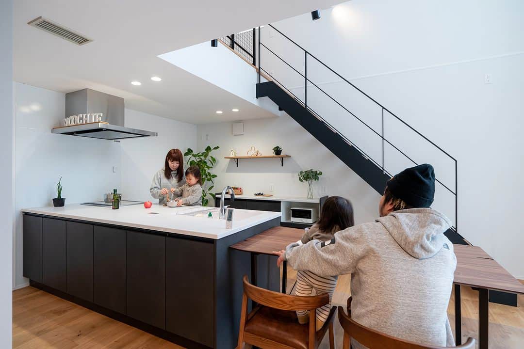 ココチエ建築設計株式会社のインスタグラム：「. 使い勝手のよいキッチンとダイニングが並んだ配置。 広いキッチンでお子さんも楽しくお手伝いができますね！  - 設計士とつくる高性能デザイン住宅 - ココチエ一級建築士事務所  ココチエstaffによる日常風景と建築現場の様子をご紹介しています。 @cocochie_works からご覧ください！  他にも沢山のおうちをホームページでご紹介しています。 @cocochie_style からご覧ください！ ＿＿＿＿＿＿＿＿＿＿＿＿＿＿＿  ココチエ一級建築士事務所 http://cocochie.com/  contact TEL・0263-87-5648 Mail・info-mail@cocochie.com  Address 長野県安曇野市三郷温4614-1 ＿＿＿＿＿＿＿＿＿＿＿＿＿＿＿ #cocochie  #ココチエ一級建築士事務所 #建築士事務所 #高性能住宅 #エクステリア #新築一戸建て #マイホーム #インテリア #暮らしを楽しむ #ていねいな暮らし #こだわりの家 #家づくり #デザイン住宅長野 #デザイン住宅松本 #デザイン住宅安曇野 #注文住宅松本 #注文住宅長野 #松本市 #安曇野市 #信州 #松本に暮らす #安曇野に暮らす #ピース #お手伝い #ママリ #幸せ #花束 #手作り」