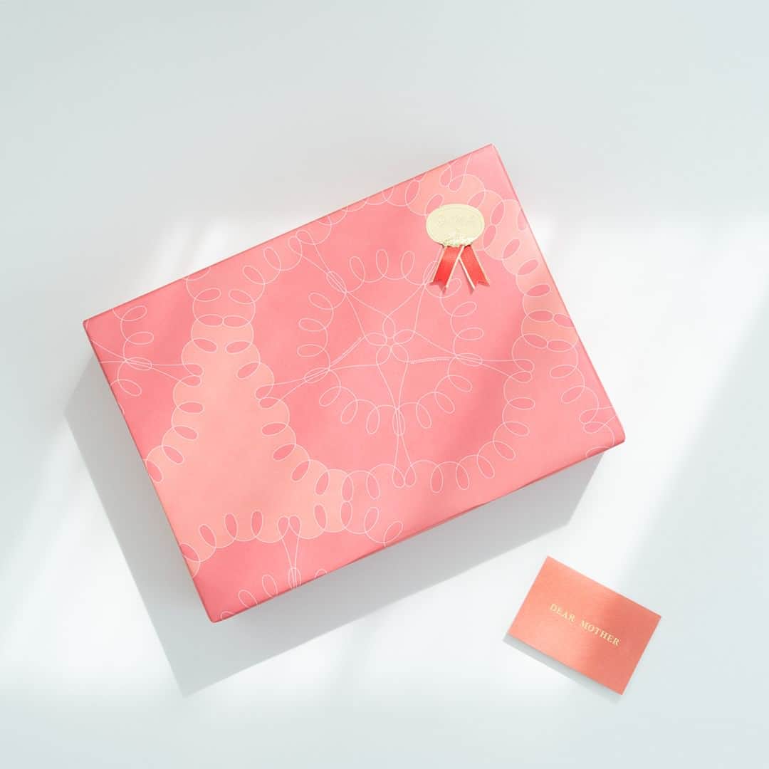 【公式】ドモホルンリンクルのインスタグラム：「《母の日のギフトにも🎁親子で一緒にお手当てを》  5月14日は#母の日「お母さん、いつもありがとう」と 日頃の感謝を言葉にできる素敵な日ですね。  ドモホルンリンクルは肌質や年齢を問わず使えるスキンケアだからこそ 親子で一緒にお使いいただいているお客様も多くいらっしゃいます✨ (中には親子3世代でご愛用されている方も😆)  ぜひ今年は、ドモホルンリンクルに想いを込めて 親子で一緒にお手当てを始めてみませんか？  ┈┈┈┈┈┈୨୧┈┈┈┈┈┈ 商品をご購入いただいた際、ご希望の場合は プレゼント用のラッピングやメッセージカードもご用意しています🎁 お気軽にお客様プリーザーにお申し付けください😌 ┈┈┈┈┈┈┈┈┈┈┈┈┈  ＼実際に親子でお使いいただいている嬉しいお声も💬／  「娘に勧められて使い始めました。とっても気に入っています」  「普段あまり肌を気に欠けない母ですが、ドモホルンリンクルをあげたら喜んで使ってくれました。」  「元々母がドモホルンリンクルを使っていて勧められて使い始めました。 かれこれもう20年以上も愛用しています。これからも使い続けたいです。」  「私と娘と孫、親子3代で使っています！」  ＼giftee(@_giftee)でドモホルンリンクルが贈れるようになりました🎁／  gifteeなら住所や電話番号を知らなくても、SNSでURLを送るだけなのでとっても手軽😊  詳しくはプロフィール（@domohorn_Wrinkle）下のハイライト「giftee」からご覧いただけます。  ---------------------------------------------------- ＼そのほかの投稿も今すぐチェック！／ 季節や肌悩みに合ったスキンケア方法など ”なりたい肌”を叶えるヒントを発信中💡 ぜひ @domohorn_wrinkle をフォローして、 投稿をチェックしてみてください✅ ---------------------------------------------------- _______________ #ドモホルンリンクル #ドモホルンリンクル公式 #再春館製薬所 #domohornwrinkle #基礎化粧品 #エイジングケア #化粧品 #スキンケア #コスメ好きな人と繋がりたい #美容好きさんと繋がりたい #エイジングコスメ #30代コスメ #40代コスメ #スキンケアマニア #スキンケア好きさんと繋がりたい #シワ改善 #シワ対策 #シミケア #自然由来 #漢方 #年齢肌 #保湿 #アラサー美容 #アラフォー美容 #うるおい肌 #肌悩み #母の日 #プレゼント #母の日プレゼント #母の日ギフト _______________」
