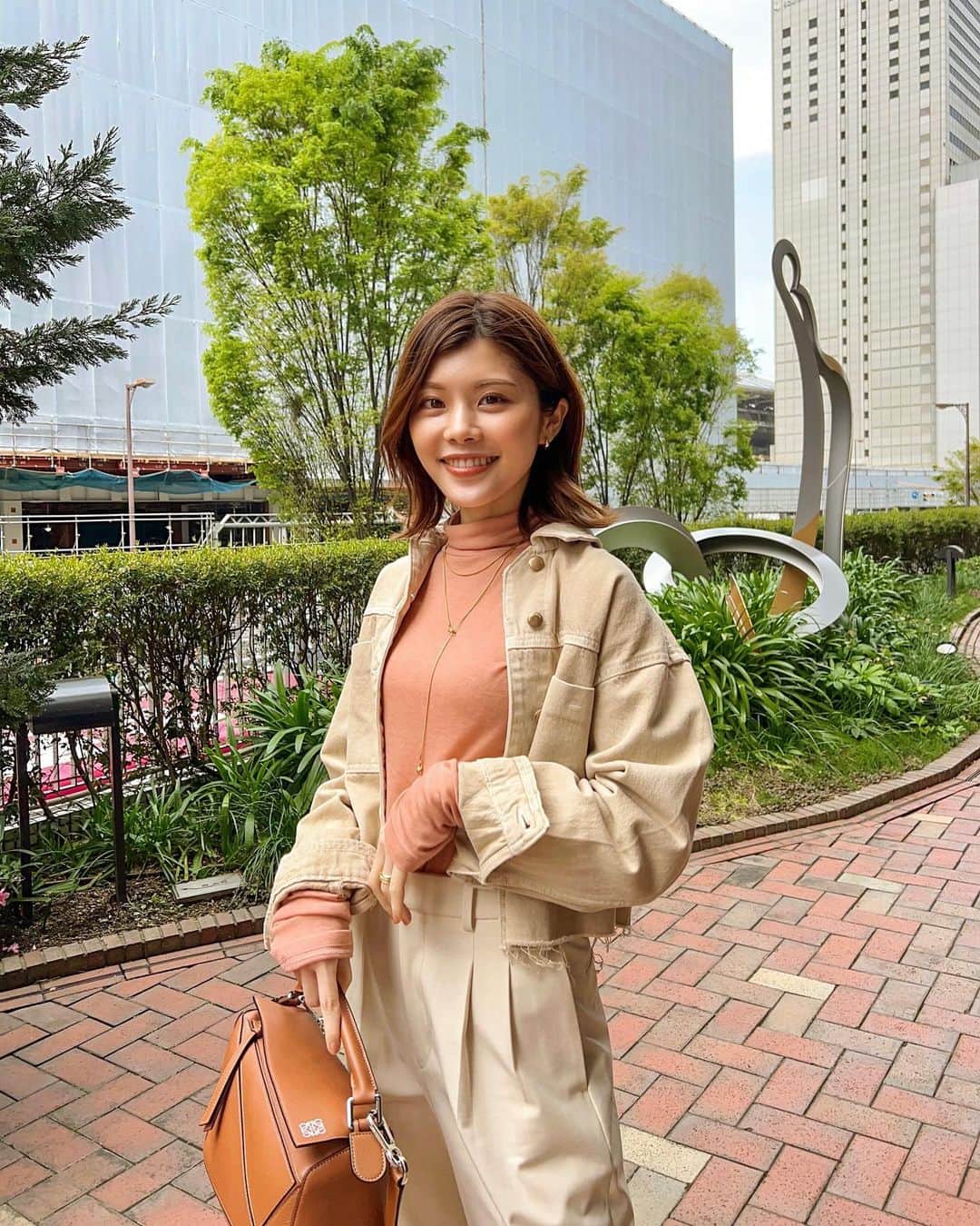 池田真子のインスタグラム：「このシアーニット、薄手なのにあたたかくて着心地も良い🍑  アクセサリーはCENEで統一◎ ネックレス重ねてみた♩  Jacket：ZARA Tops: marjour Bottom：UNIQLO Bag：LOEWE Shoes：GU Pierce：CENE ドロップピアス Necklace：CENE @cene_316l  ノットチェーンロングネックレス 1mmスネークチェーン ネックレス/39cm  #CENE #セネ #サージカルステンレス  #金アレ対応 #金属アレルギー対応 #ネックレスコーデ #ノットチェーンロングネックレス #スネークチェーン #春コーデ #コーラルピンク #カジュアルコーデ #シンプルコーデ #タックワイドパンツ #ピアスコーデ #大人カジュアル #カジュアルファッション #シンプルコーデ #アクセサリー女子 #instagood  #casualoutfit #pr #instafashion #makoscode」