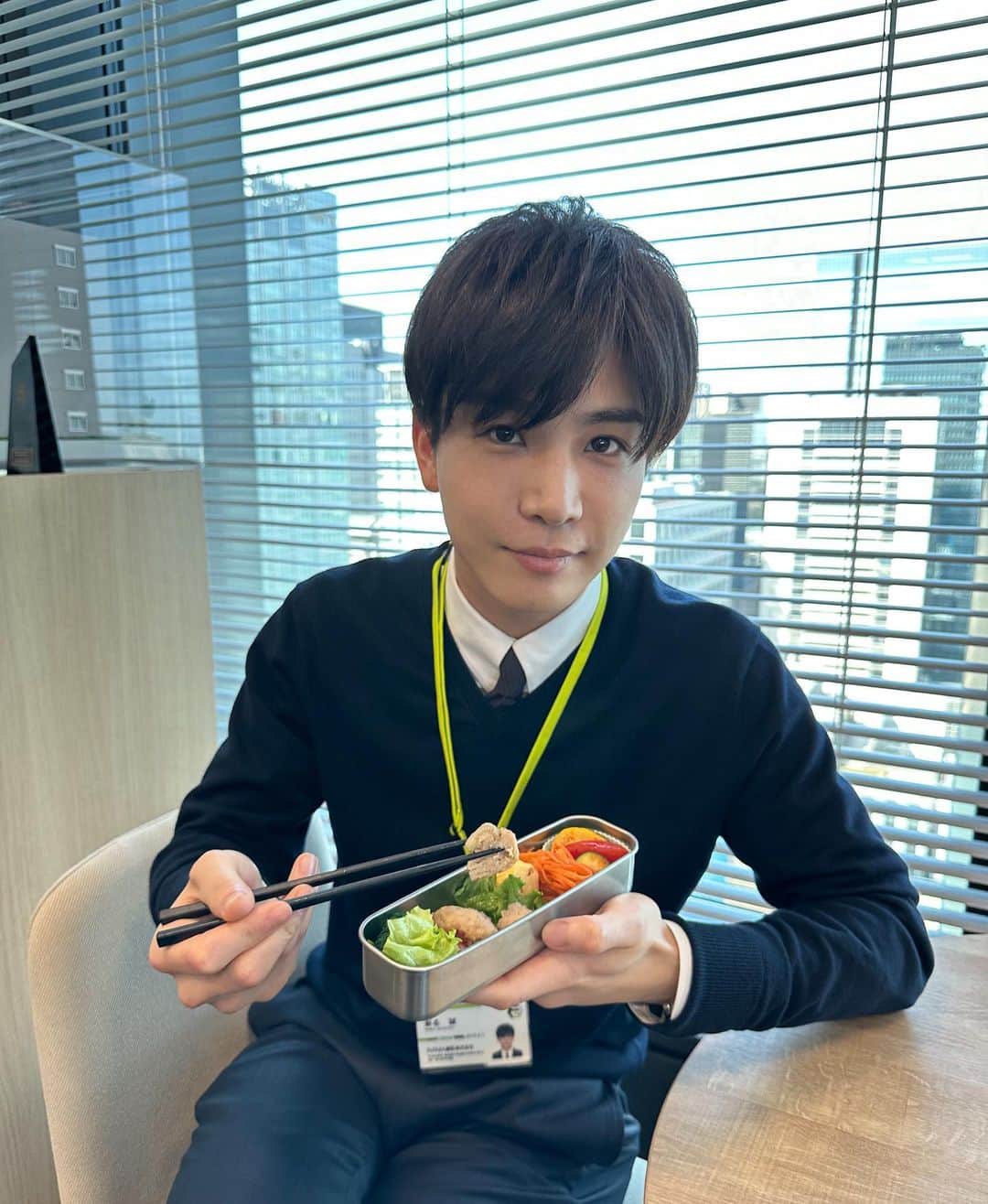 あなたがしてくれなくてものインスタグラム：「🍽️誠の料理🍽️  仕事はもちろん料理もデキる男・新名誠👨‍💼  第１話のランチは 誠お手製のお弁当でした🍱✨  こちらがその中身･･･ 美味しそう〜！！  お弁当箱を手にスマイルな１枚を📸  #あなたがしてくれなくても #岩田剛典」