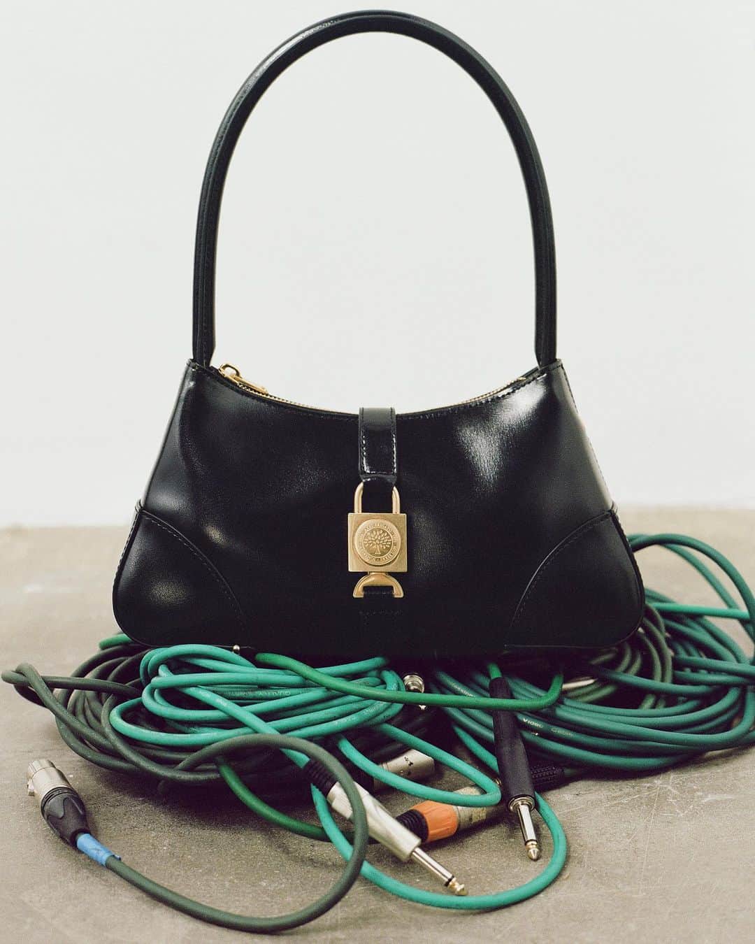 マルベリーさんのインスタグラム写真 - (マルベリーInstagram)「Plug in to the #AxelArigatoForMulberry range of dynamic leather accessories, inspired by archive Mulberry designs.」4月20日 18時10分 - mulberryengland