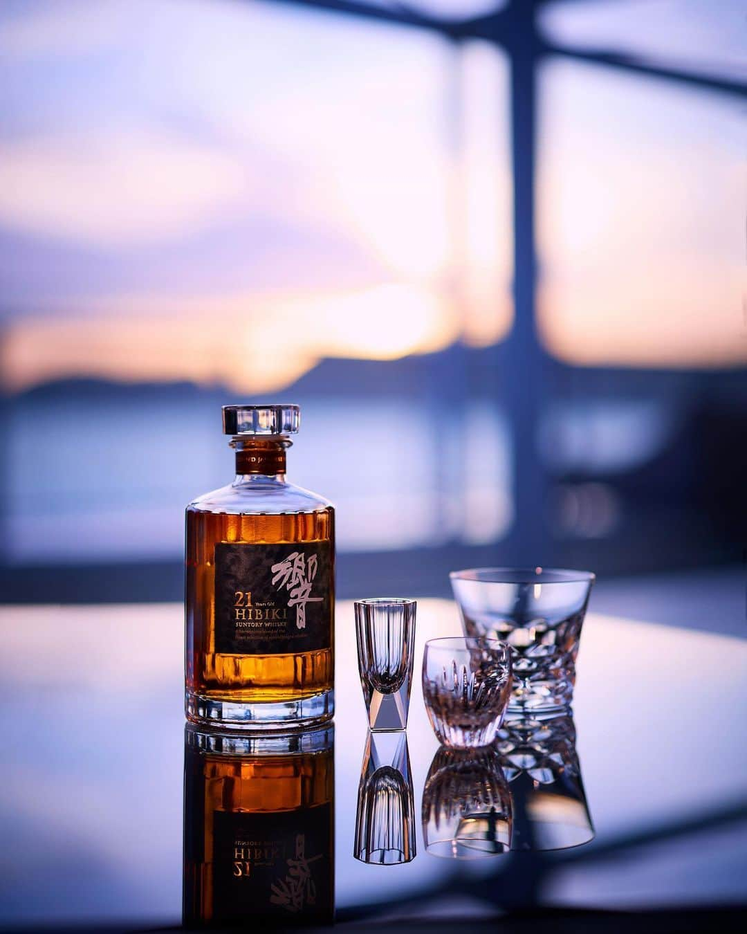 響 | SUNTORY WHISKY HIBIKIさんのインスタグラム写真 - (響 | SUNTORY WHISKY HIBIKIInstagram)「. HIBIKI TIME ～二十四節気・穀雨～  刻々と染まりゆく空を背景に。 Enjoy a quiet moment against the backdrop of the sunset's ever-changing glow.  #hibiki #響 #hibiki_time #二十四節気 #24seasons #穀雨 #kokuu #withnature #夕空 #夕焼け #eveningsky #sunset #glass」4月20日 18時09分 - suntorywhisky_hibiki