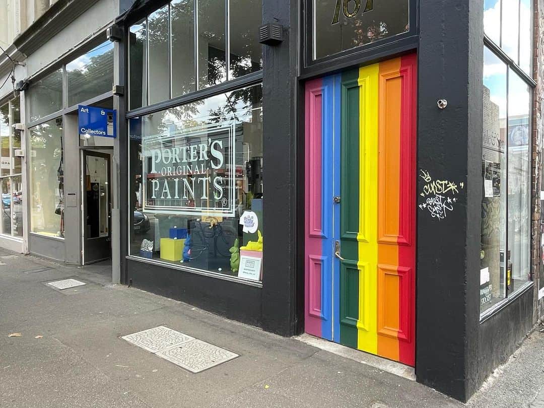 薄田ジュリアのインスタグラム：「☑︎ 家で使った塗料メーカーの本店が たまたまメルボルンにありました。  #porterspaints」