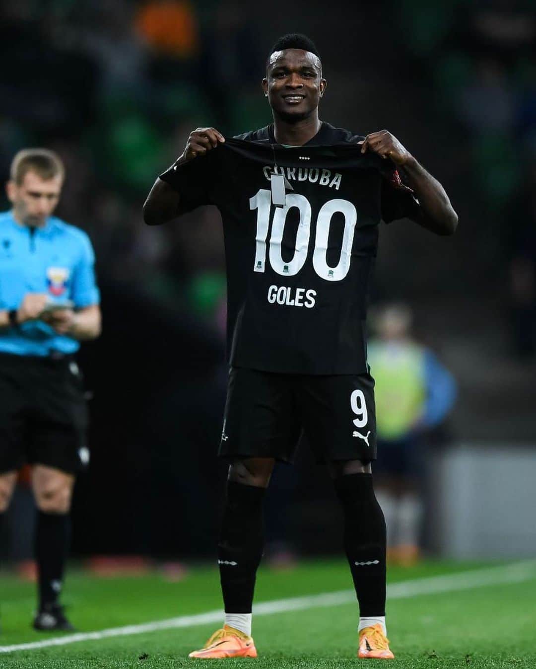 のインスタグラム：「Muy feliz por lograr el gol 100 en mi carrera 💯⚽️  Gracias a todos los clubes y compañeros que me ayudaron a alcanzar esta cifra. También a mi familia, amigos y aficionados por el apoyo.  Seguimos avanzando fckrasnodar 💪🏾🏆 Dios es Grande 🙏🏾❤️」