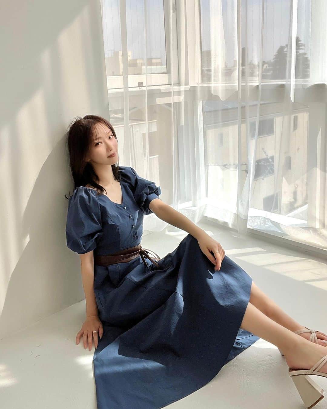 のインスタグラム：「. 乃木坂46 山下美月さんが纏う RESEXXY 2023 Summer Collection ⁡ Dressing Up ⁡ “自分らしさ”とは何にも代え難いその人にしかないアイデンティティ。 理想の自分をイメージし、憧れをつかみ、自分自身に進化をもたらすキーピースとなる1着を提案します。 ⁡ 本日より全国のRESEXXY店舗にて、スペシャルムービー公開中✌🏼 また、店舗でご購入頂いたお客様にカタログをお配りしております📕 . RUNWAYchannel / ZOZOTOWNでは12：00より掲載商品の販売がスタートしているのでこちらのコーデも載っています👗 . アイテム詳細はTOPのURLから🏷 . ※WEBでのカタログ配布はございませんのであらかじめご了承くださいませ。 ⁡. #resexxy#リゼクシー#山下美月#コーデ」