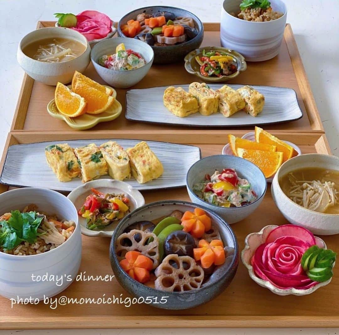 YASUKO TAKESUEのインスタグラム：「. こんばんは☺️💕. 今日の晩ごはん✨ . . ⭐️筑前煮 ⭐️桜海老と三つ葉の出汁巻 ⭐️トマトとオクラのツナマヨ和え ⭐️無限パプリカ ⭐️赤かぶの甘酢漬け ⭐️お味噌汁 ⭐️炊き込みご飯 ⭐️フルーツ . . .  #晩ごはん#晩御飯#晩ご飯#夜ごはん#よるごはん#夕食#おうちご飯#うちご飯#おうちご飯lover#おうちご飯記録#食卓#手料理#手作りご飯#料理写真#器好き#器集め#献立#家庭料理#food#foodpic#foodstagram#foodphotography#followme#instagood #奥田章 #水野幸一」