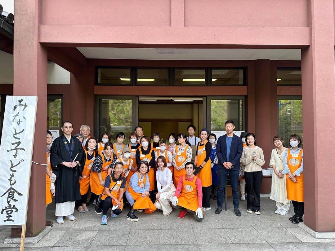 のインスタグラム：「オイシックス・ラ・大地さん「WeSupport Family」が 毎回サポート、NPO法人みなと子ども食堂さんが定期的に増上寺をお借りしておこなう、 ひとり親家庭への食事支援の活動「フードパントリー」。  この活動に感銘を受け「yokayoにできることはないか？」とパントリーにお邪魔して yokayoボディーソープの寄贈とボランティアの方々と ご一緒に配布活動にも 参加させていただきました！  フードパントリーは、 ひとり親家庭や様々な問題があって食品や 日用品の入手が困難な方々に向けて たくさんの企業さん・団体さんから 寄贈された食品や日用品を ボランティアの方々が身近な地域でお渡しする、 とてもあたたかい活動です！  ぜひ皆さんにも知って欲しくて発信しています！ もしこれを機会に知っていただき、 賛同・参加しててもらえる人がひとりでも増えるととても嬉しいです！  この日はお天気にも恵まれ、 とてもすてきな増上寺さんの境内で たくさんの方にお声かけくださり、 ありがとうございました！  #NPO法人みなと子ども食堂 #Wesupportfamily」