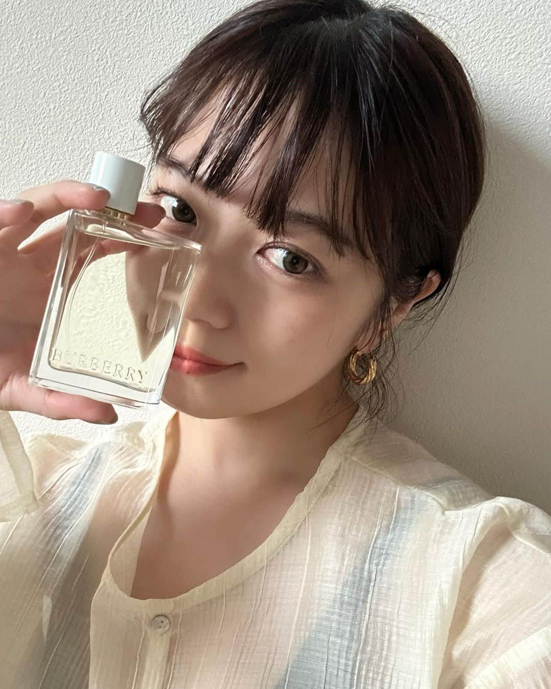 mizukiさんのインスタグラム写真 - (mizukiInstagram)「クリアなボトルがきれい🫧 "バーバリー ハー オードトワレ" @latelierdesparfums_jp  ピオニーの香りとグリーンペアをブレンドしていて、初めはさっぱり後から少しウッディな印象に🪵 ㅤㅤㅤㅤㅤㅤㅤㅤㅤㅤㅤㅤㅤ 年齢問わずつけられる香りなのでもうすぐ来る母の日にプレゼントしたり、新しい生活がスタートしたお友達にプレゼントするのも良さそうです☺️ ㅤㅤㅤㅤㅤㅤㅤㅤㅤㅤㅤㅤㅤ #burberry#バーバリー#バーバリーハー#ラトリエデパルファム#バーバリーフレグランス#香水#フレグランス#香りのある暮らし#香りのある生活#pr」4月20日 18時07分 - mizukidrop