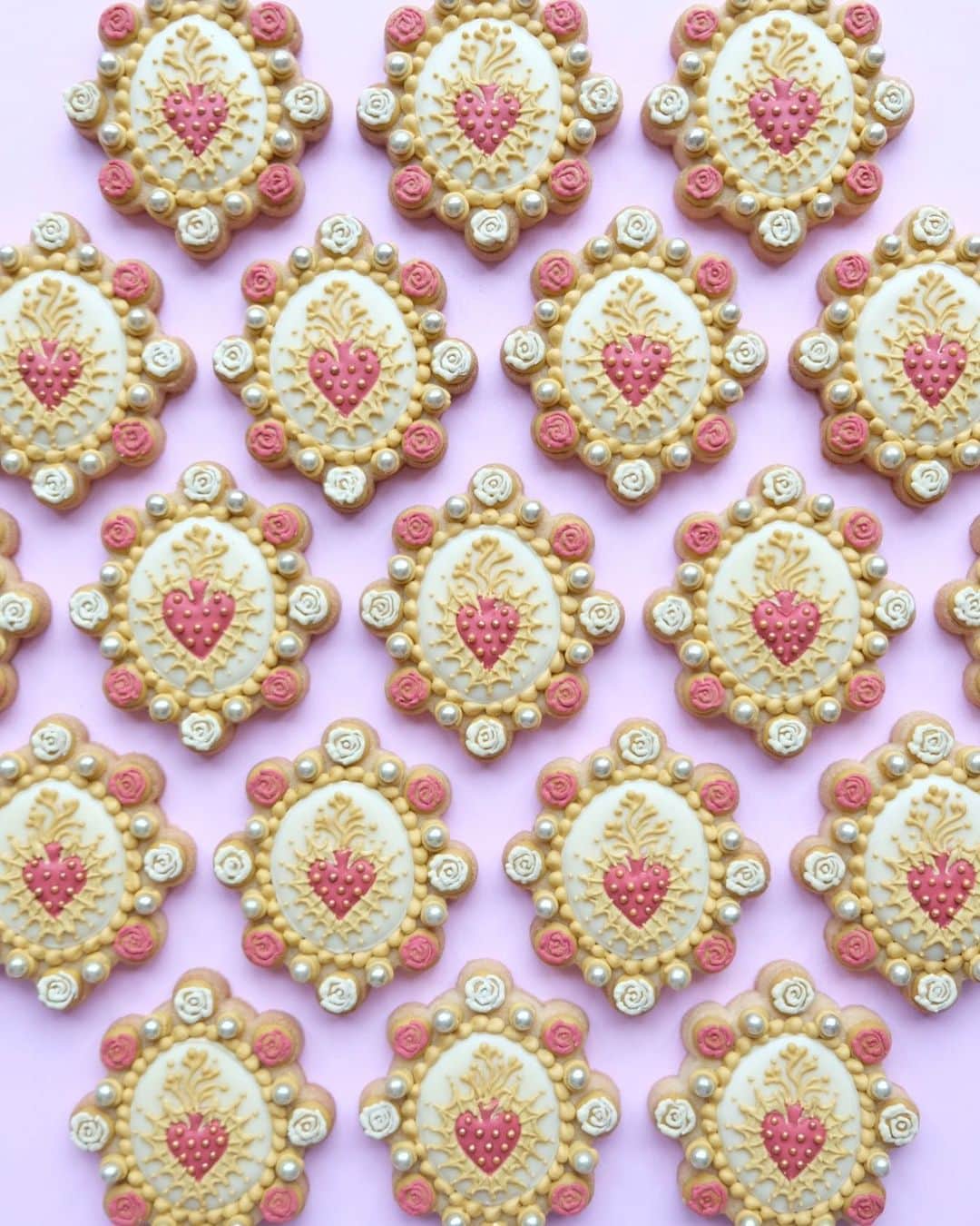 KUNIKAさんのインスタグラム写真 - (KUNIKAInstagram)「Tiny corazon cameo biscuits ❤️‍🔥  #artofkunika」4月20日 18時07分 - _kunika_