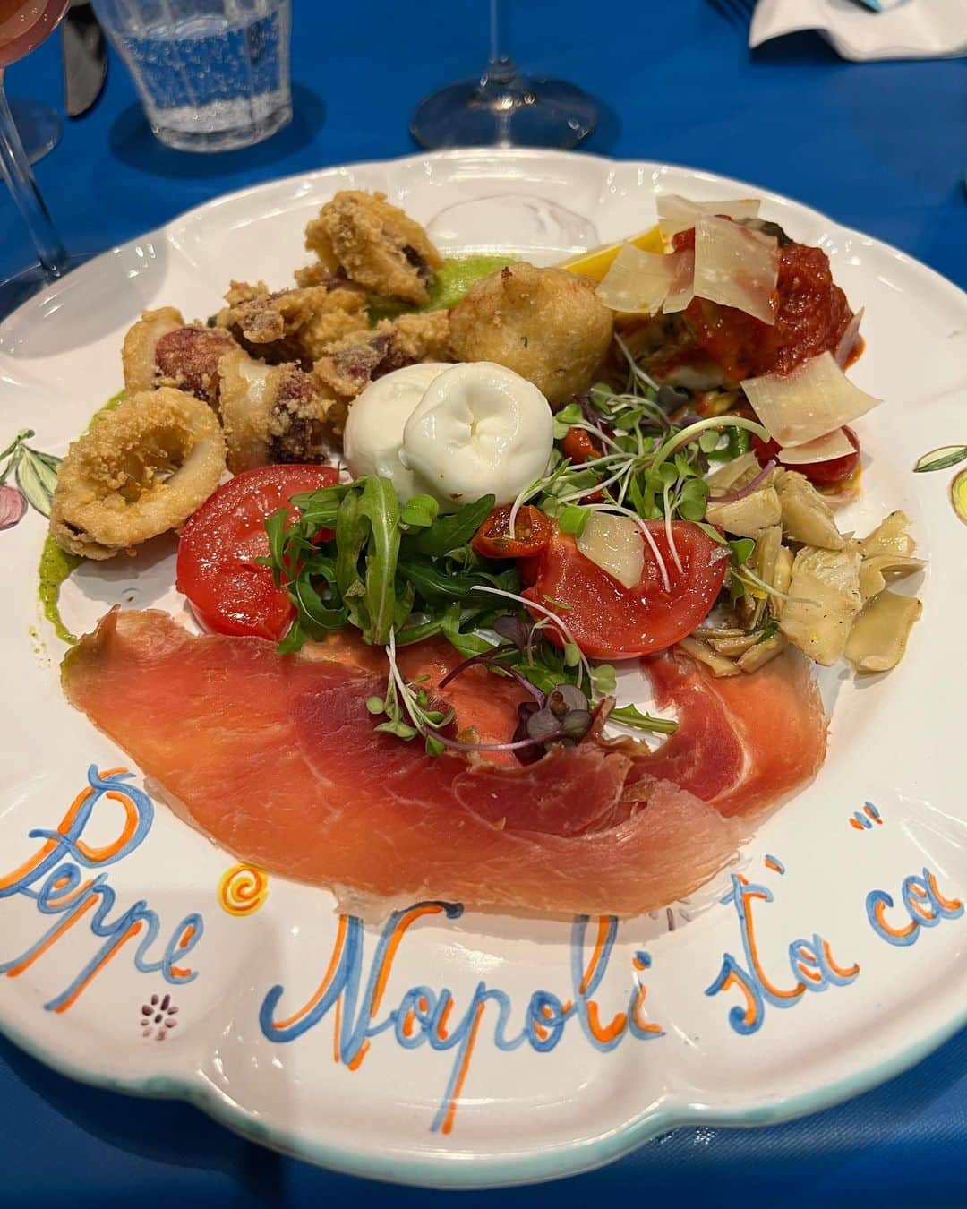 濱野りれさんのインスタグラム写真 - (濱野りれInstagram)「本場のナポリピッツァを食べに 【ナポリスタカ】神谷町 イタリアの格付誌「ガンベロ・ロッソ」受賞や、食べログピザ100名店常連な超有名店です！  シェフのペッペちゃん、気さくで素敵なシェフでした❣️ イタリア気分を味わえたよー😊  【Napolistaca】in Tokyo🇮🇹 Goigng to eat authentic Neapolitan pizza! It is a famous Italian restaurant that has been awarded by the Italian rating magazine "Gambero Rosso". Also, it has been featured in the media in Japan too! I miss Italia soo much🥹🇮🇹  #napolistaca #napolistacapeppe #tokyoitalian #tokyoeats #tokyogourmet #gourmet #gourmetfood #foodie #foodielife #tokyofoodie #gastronome #gamberorosso #pizzeria  #ナポリスタカ #ナポリスタカ神谷町 #東京グルメ #イタリアン #ナポリピッツァ」4月20日 18時18分 - riregram