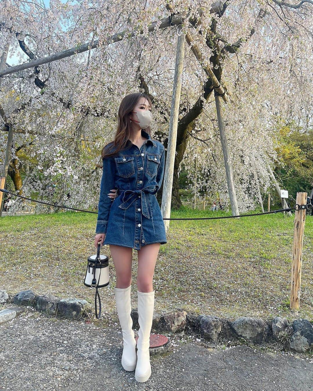 AMIさんのインスタグラム写真 - (AMIInstagram)「🌸 . . この間の桜の木🌳の前ﾊﾞｰｼﾞｮﾝ👢 . お花見〜とか言ってたら すぐにゴールデンウィークくるな🌤 . . . . . . #ootd #zarawoman #zara #zaradress  #instalike #followforfollowback #instagood  #likesforlike #fashion #code #ladiescode #sidegoreboots  #followers #following」4月20日 18時12分 - _a.mi.m_