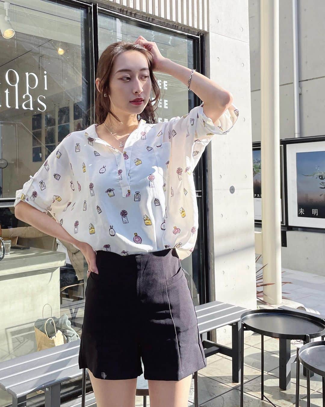 瀬名ひなのさんのインスタグラム写真 - (瀬名ひなのInstagram)「ひさびさのカフェ活! (古い?)  テラス席が心地良さそうでふらっと入ったら、 まさかのトイレに足洗い場あって隣に礼拝室?(prayer room)もあってびっくり…  これからこういうカフェも増えていくんだろうか🤔?  bottomsはSHEIN! これは大人ナチュラル? なのか?? ストレッチ性あるのに生地しっかりめで この夏大活躍しそう✔️✔️  スニーカーはこの前紹介したPUMA👟  🔍商品番号 :  13788860 (ボトムス)  @sheinofficial @shein_japan  #SHEINforAll #SHEINmusicfest #SHEINpartner  #SHEIN #今日のコーデ #OOTD #puma_atsuzoko #PUMA厚底 @pumajapan  @abc_mart_japan @narrow_official #春服コーデ #柄シャツコーデ #春服  Photo by ゆきりん @y.k.rin___n12」4月20日 18時13分 - hinan0n
