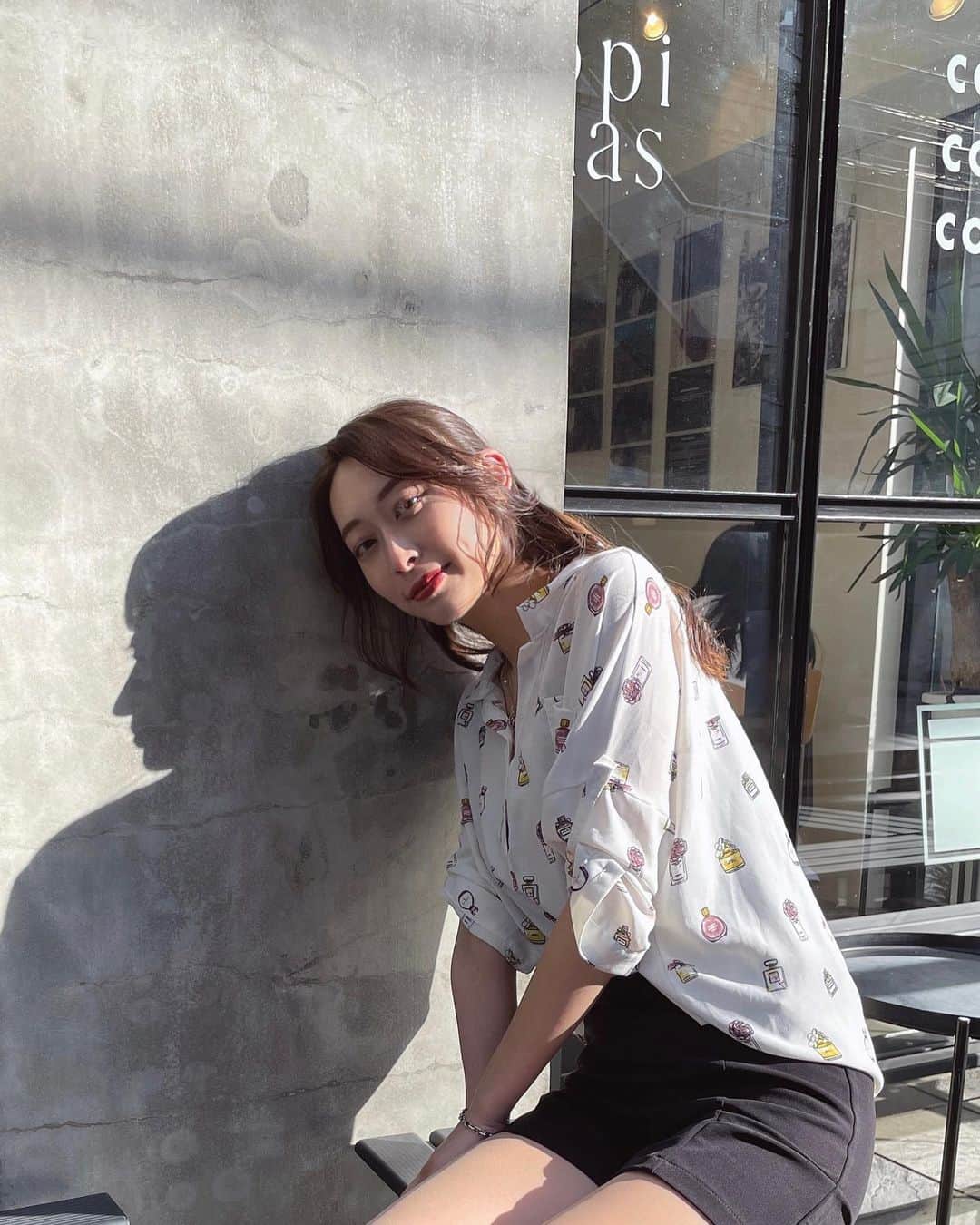 瀬名ひなのさんのインスタグラム写真 - (瀬名ひなのInstagram)「ひさびさのカフェ活! (古い?)  テラス席が心地良さそうでふらっと入ったら、 まさかのトイレに足洗い場あって隣に礼拝室?(prayer room)もあってびっくり…  これからこういうカフェも増えていくんだろうか🤔?  bottomsはSHEIN! これは大人ナチュラル? なのか?? ストレッチ性あるのに生地しっかりめで この夏大活躍しそう✔️✔️  スニーカーはこの前紹介したPUMA👟  🔍商品番号 :  13788860 (ボトムス)  @sheinofficial @shein_japan  #SHEINforAll #SHEINmusicfest #SHEINpartner  #SHEIN #今日のコーデ #OOTD #puma_atsuzoko #PUMA厚底 @pumajapan  @abc_mart_japan @narrow_official #春服コーデ #柄シャツコーデ #春服  Photo by ゆきりん @y.k.rin___n12」4月20日 18時13分 - hinan0n