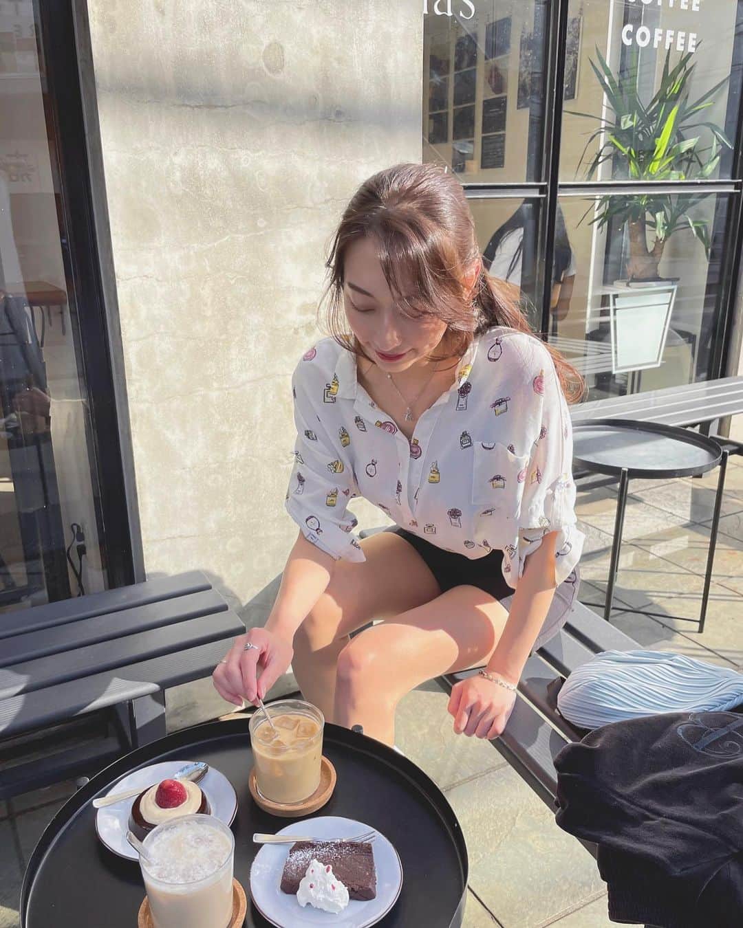 瀬名ひなのさんのインスタグラム写真 - (瀬名ひなのInstagram)「ひさびさのカフェ活! (古い?)  テラス席が心地良さそうでふらっと入ったら、 まさかのトイレに足洗い場あって隣に礼拝室?(prayer room)もあってびっくり…  これからこういうカフェも増えていくんだろうか🤔?  bottomsはSHEIN! これは大人ナチュラル? なのか?? ストレッチ性あるのに生地しっかりめで この夏大活躍しそう✔️✔️  スニーカーはこの前紹介したPUMA👟  🔍商品番号 :  13788860 (ボトムス)  @sheinofficial @shein_japan  #SHEINforAll #SHEINmusicfest #SHEINpartner  #SHEIN #今日のコーデ #OOTD #puma_atsuzoko #PUMA厚底 @pumajapan  @abc_mart_japan @narrow_official #春服コーデ #柄シャツコーデ #春服  Photo by ゆきりん @y.k.rin___n12」4月20日 18時13分 - hinan0n