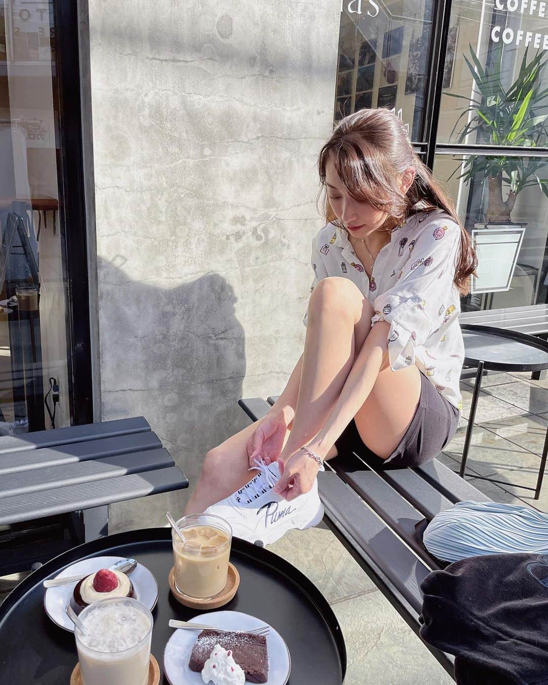 瀬名ひなののインスタグラム：「ひさびさのカフェ活! (古い?)  テラス席が心地良さそうでふらっと入ったら、 まさかのトイレに足洗い場あって隣に礼拝室?(prayer room)もあってびっくり…  これからこういうカフェも増えていくんだろうか🤔?  bottomsはSHEIN! これは大人ナチュラル? なのか?? ストレッチ性あるのに生地しっかりめで この夏大活躍しそう✔️✔️  スニーカーはこの前紹介したPUMA👟  🔍商品番号 :  13788860 (ボトムス)  @sheinofficial @shein_japan  #SHEINforAll #SHEINmusicfest #SHEINpartner  #SHEIN #今日のコーデ #OOTD #puma_atsuzoko #PUMA厚底 @pumajapan  @abc_mart_japan @narrow_official #春服コーデ #柄シャツコーデ #春服  Photo by ゆきりん @y.k.rin___n12」