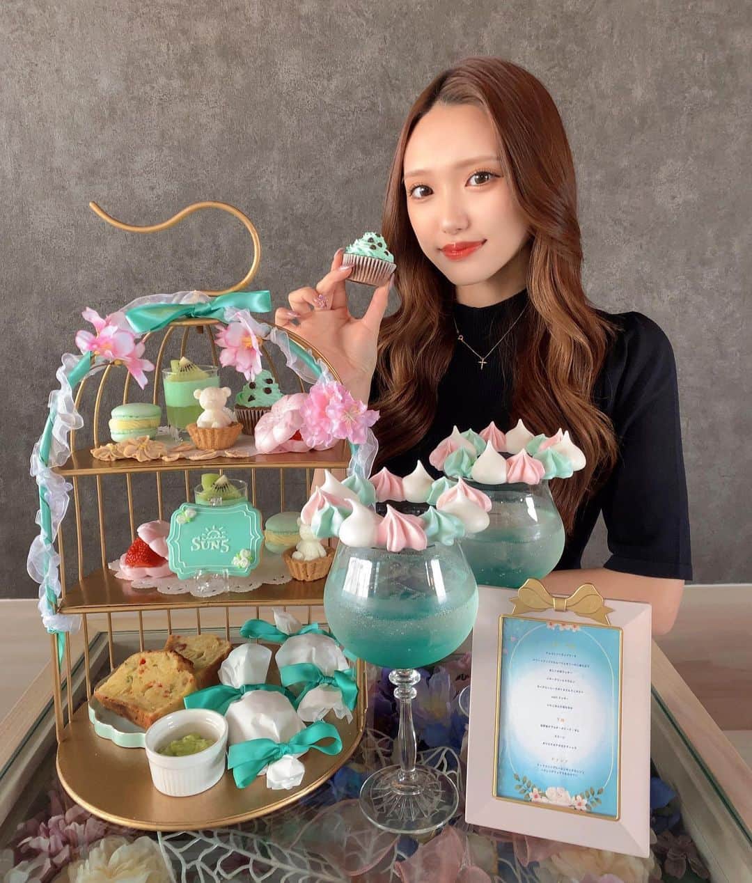 沙季のインスタグラム：「‎🤍  ティファニーブルー×🌸の アフターヌーンティー‎🖤✨️  めちゃくちゃ映えでかわちい🥺❤️‍🔥  @sun5cafe_marunouchi   #アフターヌーンティー #アフヌン #ヌン活 #ティファニーブルー #桜 #カフェ #カフェ巡り #」