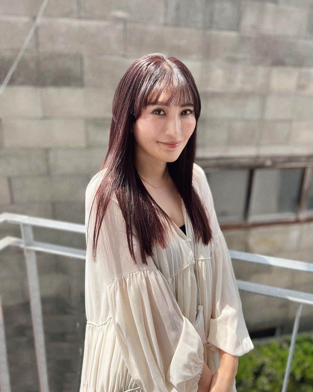 ANNA 杏奈のインスタグラム：「また髪の毛に赤みを入れたくなってきて、赤入れてもらった神ブレンド🪮❤️‍🔥  やっぱりここ数年はアッシュよりも赤系が好きっ。  Before/After載せておきます☝️  髪質改善しながらカラーしてもらえるの本当に助かる🩶 伸びてきた時にプリンが目立たない、色落ちも考えてくれて、 髪に本当に良いものしか使わない。 そんなこだわっている所が本当に好き✂️  @kohei_okawa_hair  @restart.bigami  . . #レッドブラウン #ロングヘア #前髪 #前髪カット　#ヘアカラー　#トレンドヘア　#トレンドヘアカラー #ヘアサロン #表参道 #表参道ヘアサロン #トレンドヘアー #ブラウンカラー #髪質改善 #髪質改善トリートメント #髪質改善ストレート #髪質改善サロン　#ヘアカット  #大人カジュアル #カジュアルコーデ大人可愛い #カジュアルコーデ #アラサーコーデ #アラサー #アラサー女子 #前髪 #トレンド #トレンドコーデ #シアートップス #赤 #ロングヘア #ロングヘアアレンジ #ロングヘアスタイル #ストレートヘア」