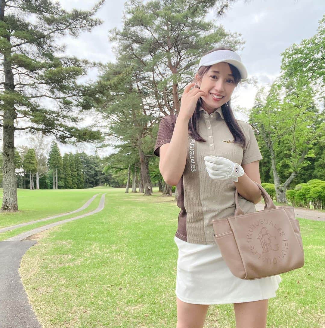広瀬未花さんのインスタグラム写真 - (広瀬未花Instagram)「最近、ようやくラウンドが楽しくなってきました♪  レッスンで先生に教えてもらった事が、少しずつコースでも再現出来るようになってきて、少しは上達したかなと。  ですが、やっぱりまだコンペとかは出れるレベルではないから今は純粋に楽しみたいですw (そもそも大人数が参加するような コンペとか、若干気が引けてしまう自分がおります😂。)  今回のウェアは　@1piu1uguale3_golf   ゴルフバッグはタオのお散歩の時も 活躍中🐶とっても便利🐾  先日 @1piu1uguale3_golf さんの展示会もお邪魔したので、 その様子も追って動画あげます🏌️‍♀️  #ゴルフ #コンペはまだ早いw #早朝からで髪の毛セットする時間なかった日」4月20日 18時16分 - micahirose