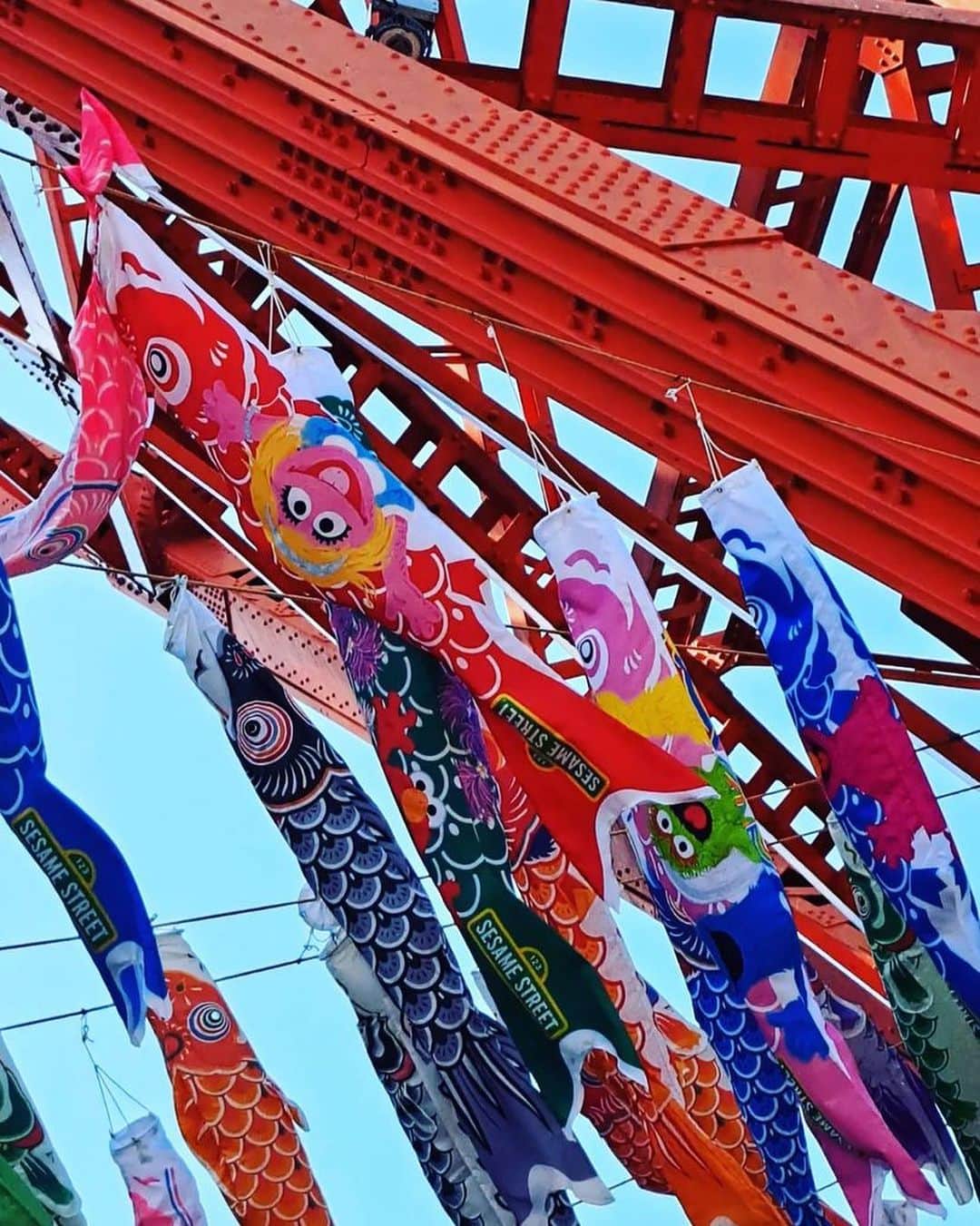 東京タワーさんのインスタグラム写真 - (東京タワーInstagram)「. 4月は、風の強い日が続きましたね！   お陰で東京タワー🗼に飾られている 333匹の鯉のぼり🎏は 青空の元、元気いっぱいに泳いでいました。 セサミストリートの鯉のぼりも楽しそう！   そんな鯉のぼりの姿をおさめた一枚！   本日は、Your Tokyo Tower🗼から @kirara3_3jp さんのお写真をご紹介します！   素敵なお写真をありがとうございました😊  --------------------------------  【 お知らせ 】  # your_tokyotowerで あなたの東京タワー🗼をリポスト！  皆様からの投稿どしどしお待ちしております！ （@tokyotower_official のタグ付けもよろしくね🖐）  詳細はプロフィールにある 固定されたフィード投稿から↓ @tokyotower_official  --------------------------------  #東京タワー #東京タワー🗼  #tokyotower  #tokyotower🗼  #鯉のぼり」4月20日 18時23分 - tokyotower_official