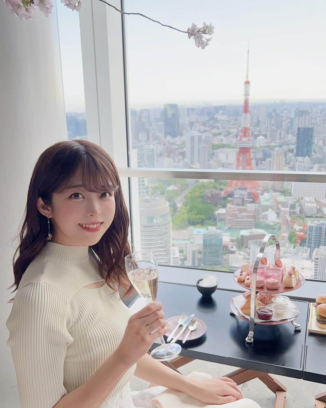 村上麻莉奈のインスタグラム：「Twitterやインスタでお誕生日メッセージくださった方ありがとうございます😊 今年も良い一年にしていきます！🌸 写真は先日アンダーズ東京の桜アフタヌーンティーに行った時の🥂 ・ ・ ・ #アンダーズ東京 #アンダーズ東京アフタヌーンティー #桜ガーデンアフタヌーンティー #アンダーズ東京ルーフトップバー #ルーフトップバー #ベルエポック #ペリエジュエ #桜アフタヌーンティー #虎ノ門ヒルズ #ヌン活 #andaztokyo #andaztokyotoranomonhills #toranomonhills #cherryblossoms #cherryblossom #cherryblossomafternoontea #andaztokyoafternoontea #andaztokyorooftopbar」