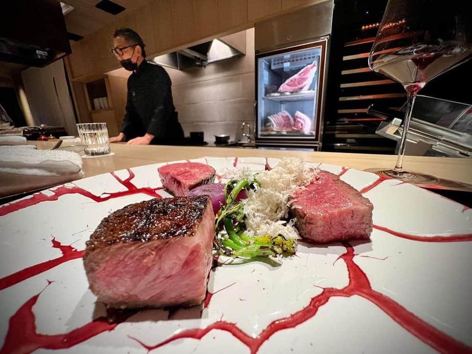 "TERIYAKI" テリヤキ編集部さんのインスタグラム写真 - ("TERIYAKI" テリヤキ編集部Instagram)「【TERIYAKI's BEST RESTAURANT 2023】  【祇園肉料理おか】📍京都 @nikuyakishi_oka   京都・祇園にある「祇園肉料理おか」は、岡義隆さんが手掛ける肉割烹で、2021年11月に祇園町南側に移転しました。月替わりの肉づくしコースでは、牛肉ステーキだけでなく、トンカツやハンバーグ、カレーなどの洋食も提供。 骨付き肉や熟成肉の旨味を活かし、京料理とイタリアンのエッセンスを取り入れた料理が特徴です。 近江牛や日本の放牧牛、母牛などを適度に熟成させ（30日～50日）、炭火で焼き上げます。 料理に合わせたワインと日本酒も提供され、契約農家から届く旬の野菜や季節のデザートも楽しめる、季節感あふれる肉料理店です。  【テリヤキスト  @honp1063 さん推薦】  肉焼き師岡義隆さんの肉割烹。2021年11月に祇園町南側に移転。 月替わりの肉づくしコースは、牛肉ステーキだけではなく、時にトンカツ、ハンバーグ、カレーなど、大人が好きな洋食の要素も入る。 暦と時々の食材を取り入れて、季節感も宿る魅力的な構成である。  【TERIYAKI's BEST RESTAURANTとは】  食のエキスパートであるテリヤキストが選ぶ、全世界の「絶対に外せない」美味しいお店の独自の年間ベストレストランを指します。 テリヤキストたちは1年を通じて最も美味しいと感じた店舗をそれぞれ選出し、テリヤキスト同士の会議を通じてその年のTERIYAKI's BEST RESTAURANTを決定します。  #京都グルメ #祇園肉料理おか #祇園  #kyoto #肉料理 #グルメ #グルメ好きな人と繋がりたい #グルメ好きと繋がりたい #グルメスタグラム #gourmet #グルメ #京都観光 #肉料理 #美味しいもの好きな人と繋がりたい」4月20日 18時50分 - teriyaki_jp