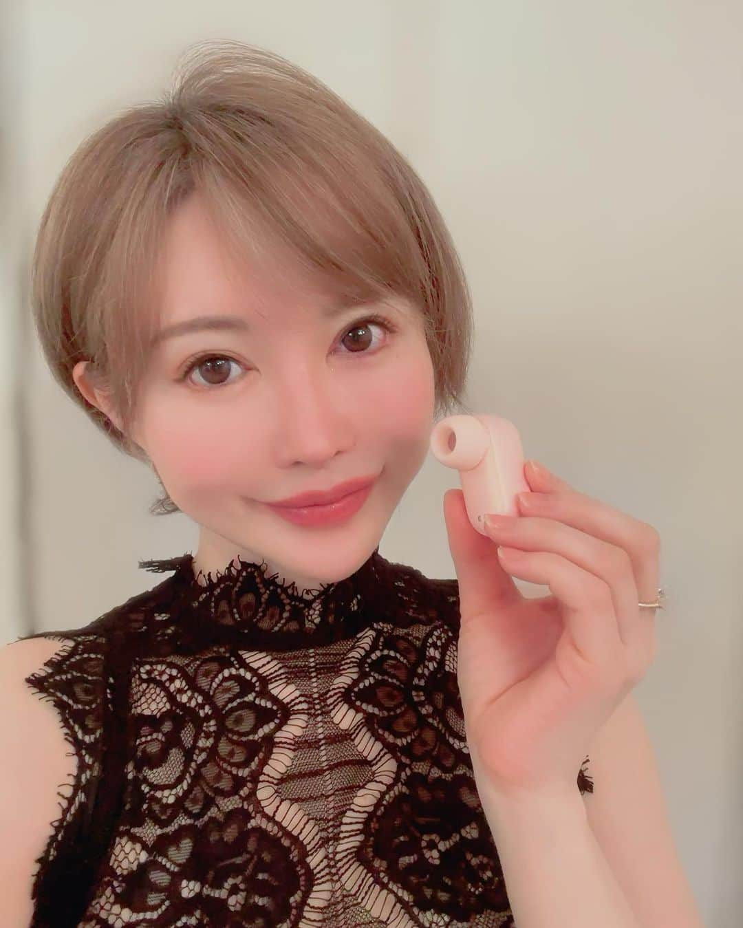 里美ゆりあさんのインスタグラム写真 - (里美ゆりあInstagram)「桜みみき🌸の可愛いコロンとしたローター🥰  お部屋にちょこんと置いてても気にならない可愛さが素敵💕  持ち歩きでbagの中でいきなり振動しちゃう恐れもなし笑  男性から女性にプレゼント🎁するのも良いね✨  5段階の振動で私は4段階目の振動が良かった❤️😛  https://www.beyourlover.co.jp/Mimiki-sakura  #BeYourLover #吸うやつイヤホン #吸うやつ #みみき#桜#桜みみき#セルフプレジャー #セルフプレジャーアイテム #フェムテック #セルフケア #オーガズム #ラブグッズ #大人のおもちゃ #女性向け #フェムケア #性の悩み #夫婦の営み #マンネリ解消 #レス妻 #レスられ妻 #夜の営み #自分磨き #レス夫婦」4月20日 18時29分 - satomiyuria