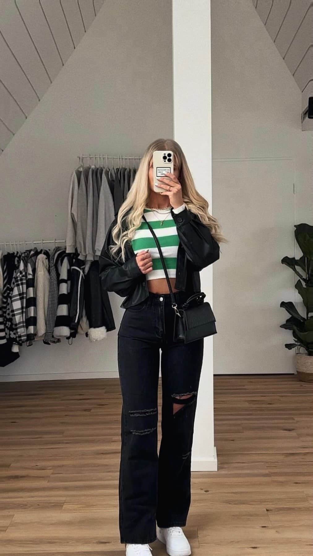 SHEINのインスタグラム：「@lisarosii really earned her stripes with this one 😍🖤💚  🔎2177514 10880486 6318092 10699919  #SHEIN #SHEINforAll #SHEINstyle #fashion #chic」