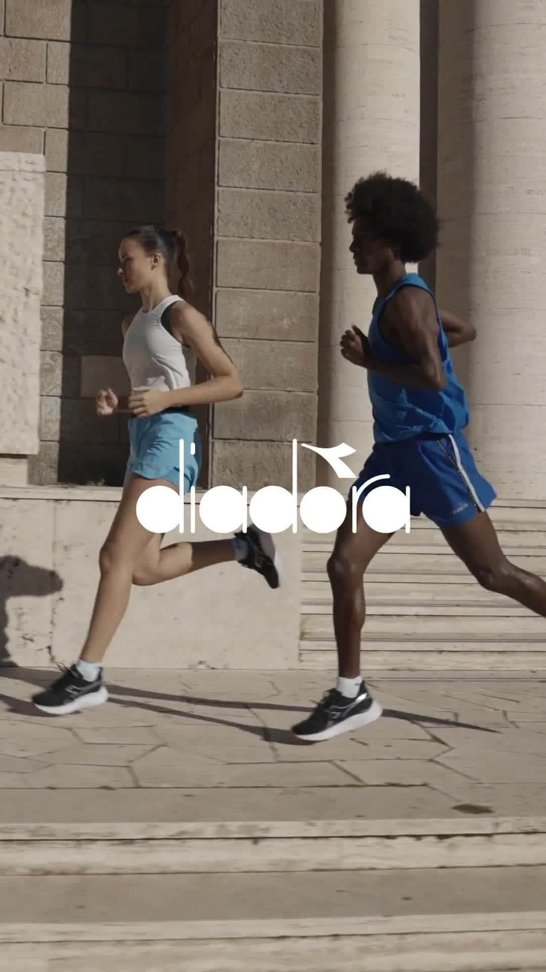 ディアドラのインスタグラム：「City training for your next adventure? Don't sweat it - our Super Light pack is here to keep you cool and on track, even in the hottest runs. With breathable and lightweight fabric, our summer tanks guarantee 24/7 comfort, so you can focus on crushing your goals. Discover the whole Summer pack in our stories.  #diadora #diadorarunning」