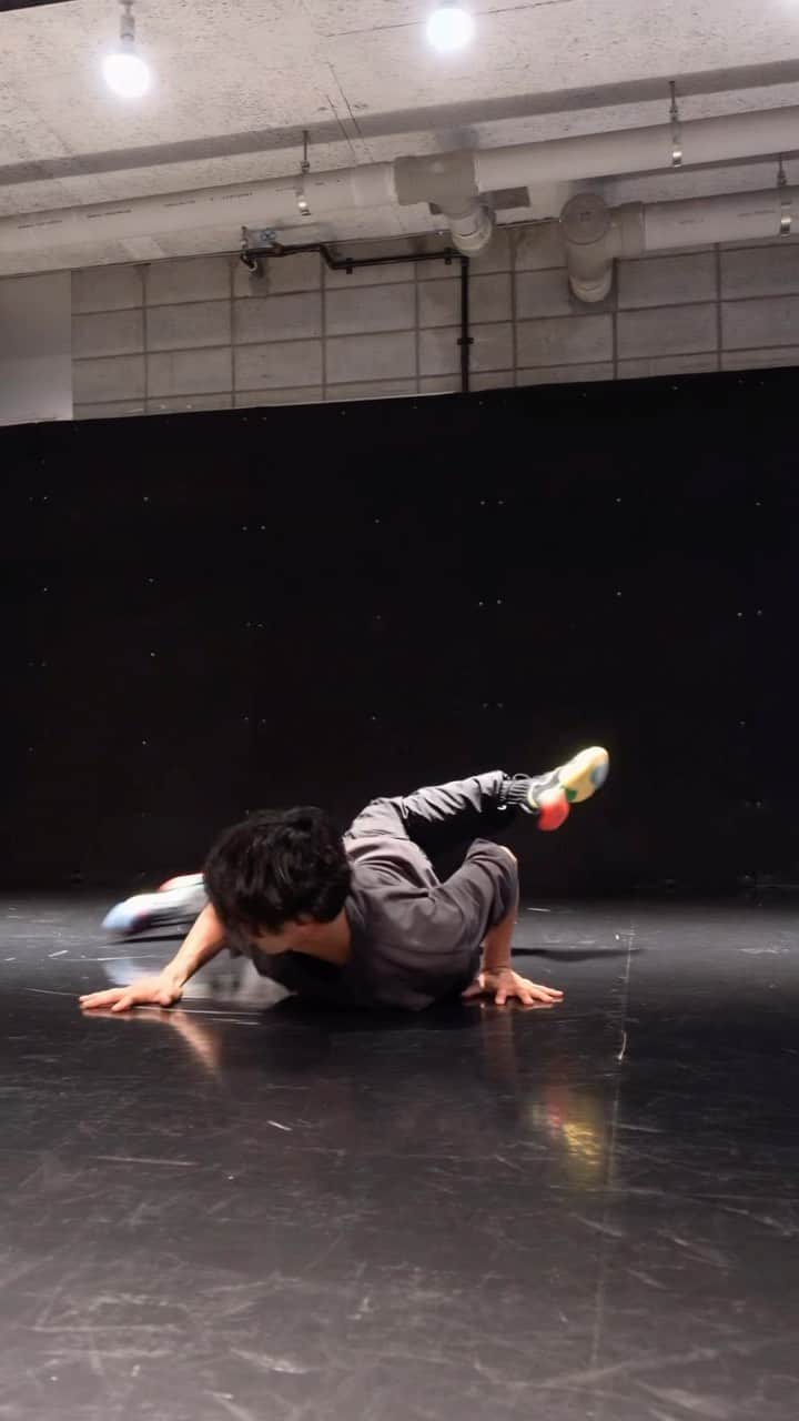 asukaのインスタグラム：「Easy transition demonstration 🖤  Can you make this ?  Tell me your results 🔥  ↓↓↓↓  #dance #breaking #breakdance #bboy #powermove #powermoves #acrobatics #tricking #parkour #gymnastics #movement #capoeira #ブレイキン #超人」