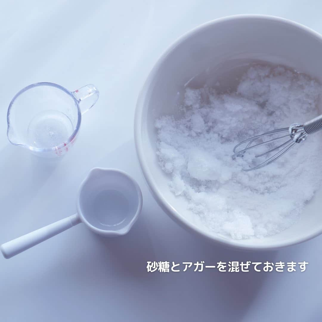 クリクラ【公式】さんのインスタグラム写真 - (クリクラ【公式】Instagram)「🍓いちごが浮かぶグラス水ゼリー🍓 クリクラの不純物のない おいしいお水で 水ゼリーを作ってみませんか？ グラスに入れてつくれば、 水にいちごがぷか〜っと🍓 浮かんでいるようで、 見ているだけでもうっとりしますよ☺️  【材料:グラス一杯分】 ・クリクラ水250ml ・アガー小さじ1~2 ・砂糖大さじ1 ・いちご　お好みの量  【作り方】 (1)砂糖とアガーを先に混ぜておきます (2)クリクラ水をお鍋にいれ、 先に混ぜておいた、砂糖とアガーを溶かします (3)砂糖とアガーが溶けたら火をつけ、沸騰したら火を消します (4)粗熱をとりグラスにいれます (5)1~2時間ほど冷蔵庫で冷やせば完成です♪  #クリクラ#ウォーターサーバー#水 #RO水#安心安全#水ゼリー#いちごゼリー#アガー#簡単レシピ#おやつ作り #デザート#ひんやりスイーツ#ゼリー」4月20日 18時35分 - crecla.official