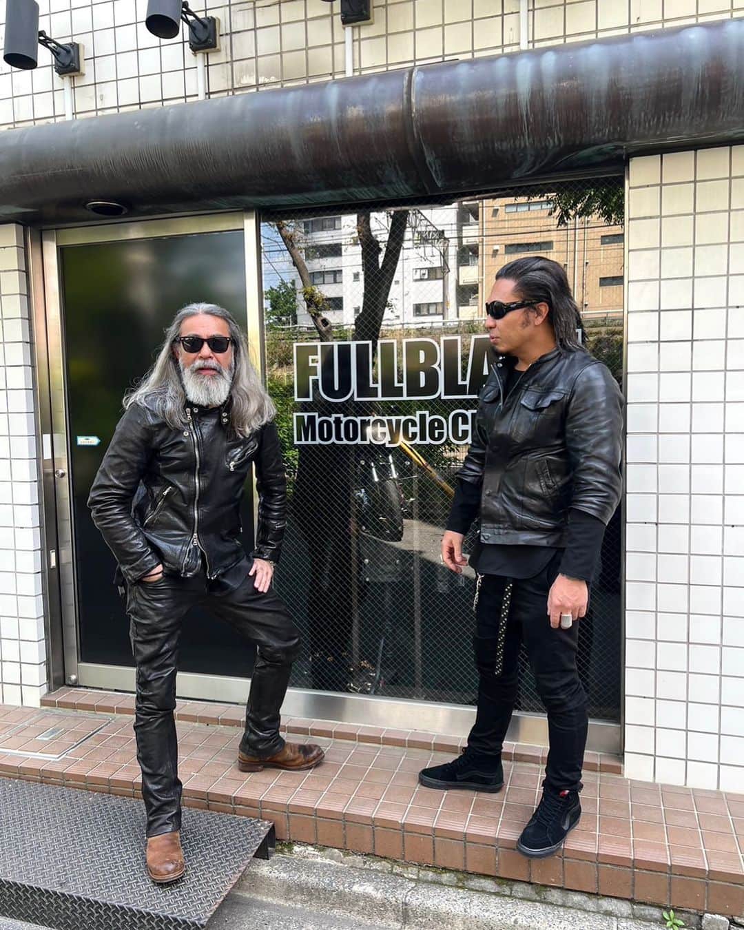 杉原勇武のインスタグラム：「今日のツーリングの待ち合わせ場所は自分が革ジャンの製作をしているブランド@fullblastmotorcycleclothing です。 バイカーの為のレザーウエアブランド。 友達でもある代表のHALくんの拘りが詰まっているブランドです。」