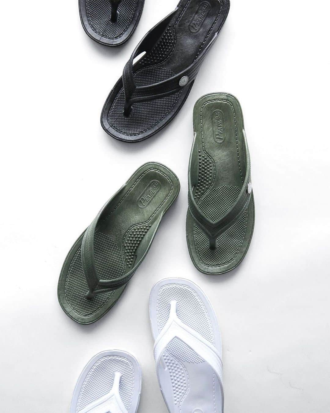 B.L.W (ブルー)のインスタグラム：「___ . New. GLOCAL STANDARD PRODUCTS / GSP SANDALS ______ . 2019年まで定番アイテムとして展開されていたGSP  Sandalsが季節限定で復活となりました。 . GSP Sandalsは奈良県で1960年代より作り続けられている国産サンダル  PEARLのGSPモデルです。 小笠原諸島の漁師が履き普及したことで通称「ギョサン」として愛されるPEARLのサンダル。 . 暖かくなってくるこれからの季節、アウトドアのお供にぴったりの1足です。 . カラーは定番のブラックとホワイト、そして2023年限定色のオリーブの3色展開となります。 . . 詳細はリンク、又はプロフィール( @borderless_b.l.w )よりご覧下さい。 . . #GLOCALSTANDARDPRODUCTS #GSPSANDALS #グローカルスタンダードプロダクツ #GSPサンダル #ギョサン #アウトドア #キャンプ #Outdoor #Camp #borderless_blw」