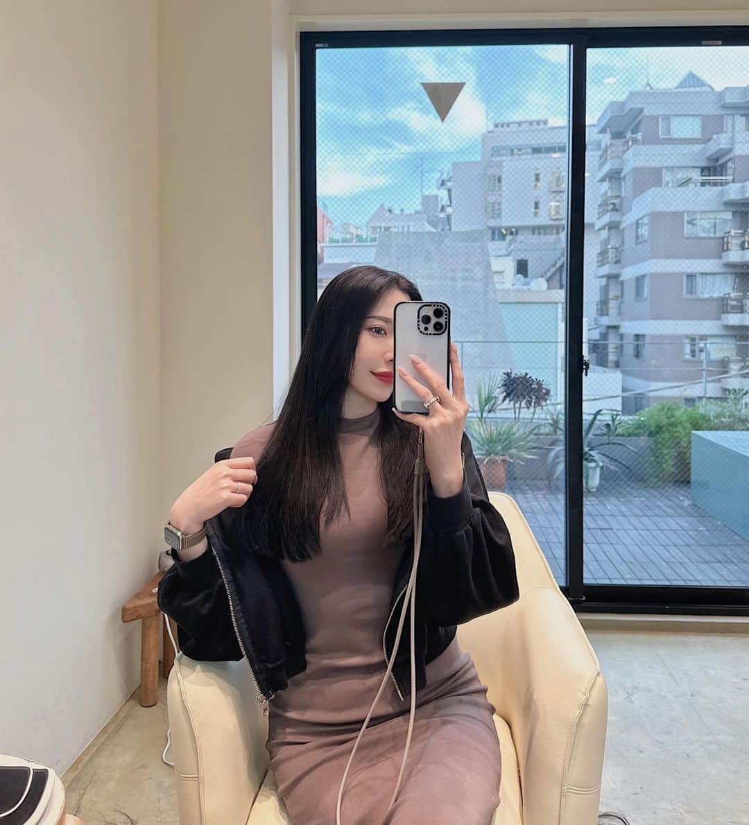 留奥麻依子のインスタグラム：「💁🏻‍♀️✂️ @coubou_hair   みんなに聞いた髪型リクエスト 一番多かった黒髪にしてきました🩶 かどたん @taisei_kadota に聞いたらブルーが沢山入ってるみたい！ 限りなく黒に近いけど透明感のあるカラーに🩶 #黒髪ロング」