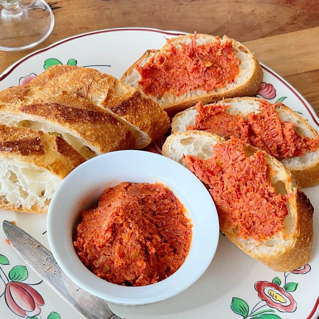 ヤミーさんのインスタグラム写真 - (ヤミーInstagram)「豆板醤が使い切れないなーと思ったら、コンビーフに混ぜると美味しい😋  イタリア・カラブリア州の名物、ピリ辛でパンに塗れるソーセージ「ンドゥイヤ」イメージ。  混ぜるだけで美味しくて、バゲット1本食べ切っちゃいそう、、、  サンドイッチの具や、パスタソースにしても良いし、実は、お味噌汁に入れても美味しかった！  すぐに作れるので、ちょっと作ってみてください☺️  *  レシピは @recipe.nadia で。  🗒材料2つでパンもお酒もすすむ♪ピリ辛コンビーフペースト by ヤミー  https://oceans-nadia.com/user/14317/recipe/458272  レシピ🆔　458272  ナディアでレシピID検索するとすぐに見つかります！  #ヤミーレシピ  #nadiaレシピ #簡単おつまみ #豆板醤レシピ #コンビーフレシピ #ンドゥイヤ  #おうちで世界一周」4月20日 18時53分 - ym_3stepcooking