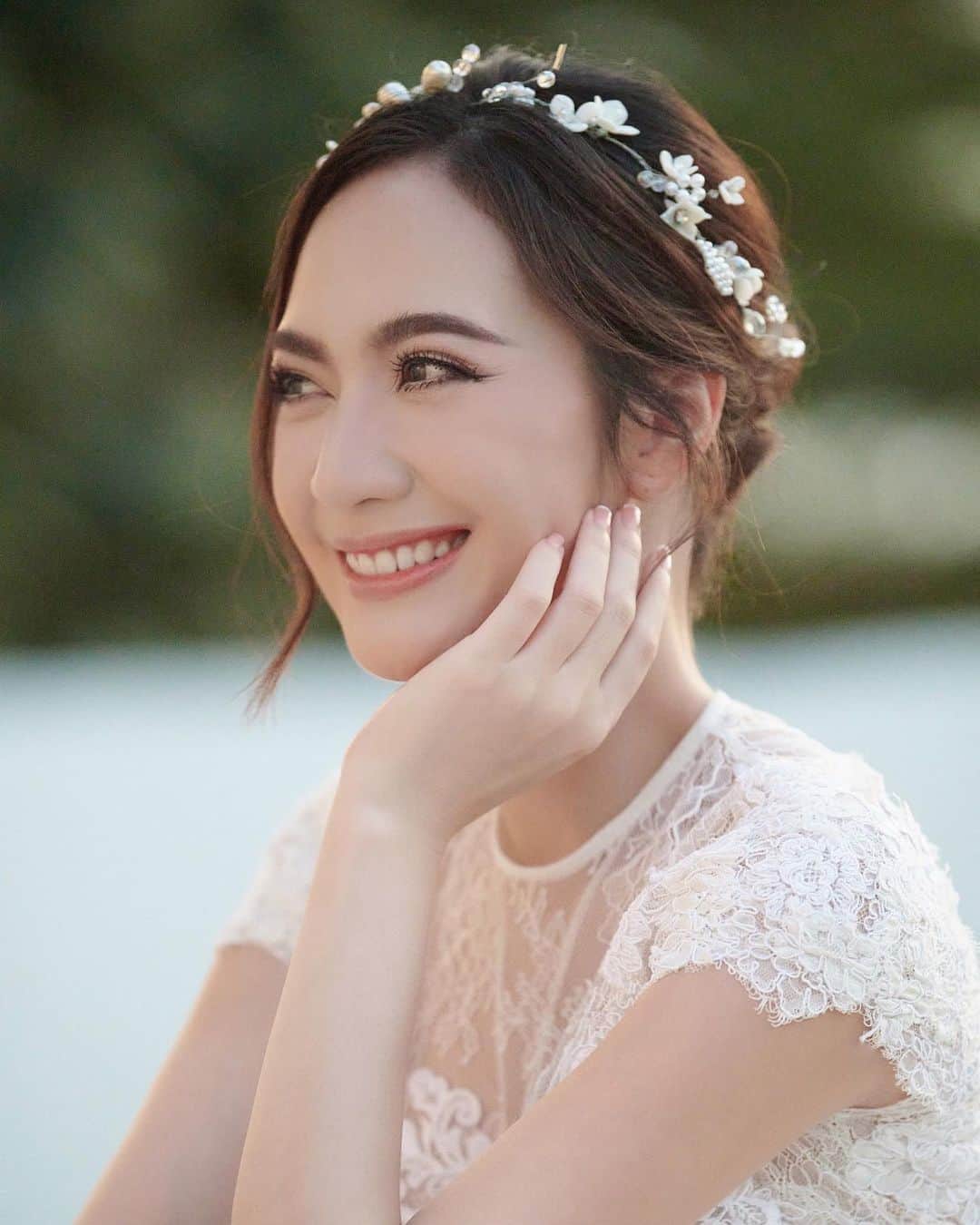 インヤのインスタグラム：「Finally get to post another favorite per-wedding photoshoot 📸  Love you 3,000 🤍✨  Special thanks  to  👗 @oatcouture_dresses  📸 @arthyinwoodland  💇🏻‍♀️ @super_arthair」