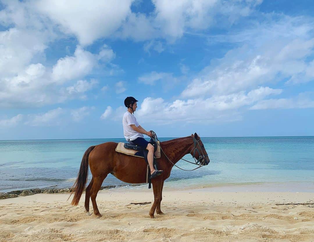 Yuya Oishiのインスタグラム：「🌞×🏝×🐴＝😍 ⁡ ⁡ ⁡ ⁡ ⁡ ⁡ ⁡ ⁡ ⁡ ⁡ ⁡ ⁡ ⁡ #japan #okinawa #morning #hoshinoyaokinawa  #beautiful #travel #trip #journey #travelgram #horseriding #happy #hoshinoya #beach #infinitypool #resorthotel #activity #lifestyle #journey #nature #instatravel #instatraveling #日本 #沖縄  #星のや #旅行 #旅 #星のや沖縄 #沖縄旅行  #乗馬」