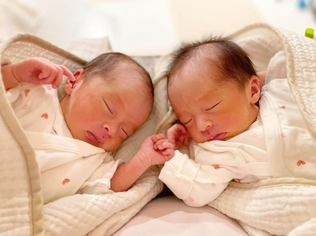小川ひとみさんのインスタグラム写真 - (小川ひとみInstagram)「Day11❤︎ #momlife for twins and son🌙  可愛い可愛い天使達のお世話は とにかく愛おしい🥰 新生児で小さめだからか よく眠ってくれます🌙 夜は4時間弱眠るので 私は3時間半くらいで起きて ミルクやオムツの準備 2人が同時に起きた時は同時に授乳🤱 少しずつ🤏慣れていくものですね💓 毎日パジャマで着替えるタイミングがない…🤭🎈 同時に授乳した後の 2人が眠る姿を見る事は私へのご褒美です🥹 #twins #二卵性 #双子育児 #momlife」4月20日 18時49分 - hitomy220
