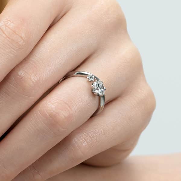 BRILLIANCE+（ブリリアンス+）さんのインスタグラム写真 - (BRILLIANCE+（ブリリアンス+）Instagram)「. お気に入りのジュエリーを身に着けた時の ふわっと心ときめく瞬間。  婚約指輪と結婚指輪を セットリングとして重ね付けする 指先のおしゃれは 何気ない日常を “ちょっと特別”にしてくれます。  ---------------------------  【上】 PT950 ラヴィ ダイヤモンド リング エングレーブ 3.0mm 金額：¥148,400円（税込）〜  【下】 PT950 ニココ ダイヤモンド サイドストーン リング 0.5ct 金額：¥378,600円（税込）〜  ※ダイヤモンドのグレードにより価格は異なります  #ブリリアンスプラス #brillianceplus #結婚指輪 #婚約指輪 #ダイヤモンド #エンゲージリング #指輪探し #指輪選び #婚約指輪選び #ダイヤモンドリング #ダイヤモンドジュエリー #婚約指輪おしゃれ #プロポーズ #ブライダルリング #プラチナリング #重ね付け #重ね付けリング #結婚指輪プラチナ #結婚指輪ゴールド #2023春婚 #2023夏婚」4月20日 19時02分 - brilliance_plus