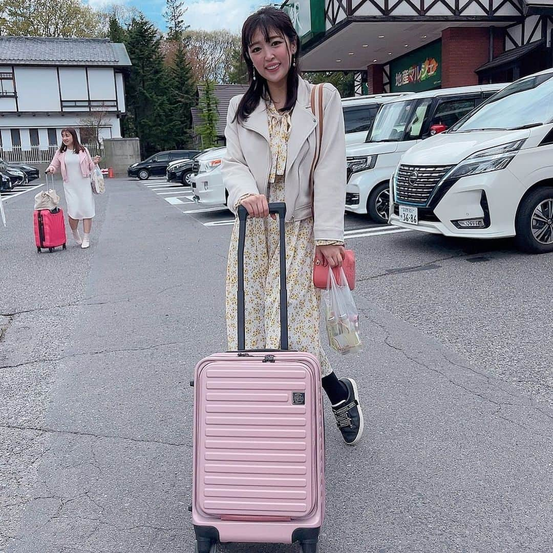 手束真知子のインスタグラム：「くすみカラーのおしゃれで可愛いスーツケースが届きました♪ 軽くて小回りがきくからどこへでも連れて行ける！！ってことで早速、伊香保温泉へ連れて行きました！  伊香保温泉は石段が有名ですが、 石段というだけに道はガッタガタ！ ですが、このキャリーケースはとても軽くて小回りがきくのでクルクルスイスイ♪  さらに雨でも弾いてくれるので防水も！！（ジッパーの部分は防水ではありません）  さらにさらにフロントオープン、容量アップ、TSAダイヤル式ロックなど様々な機能を搭載！！  旅行大好きなのでこれからいろんなところに連れていこーっと！  PR @arudake_shop #スーツケース #キャリーケース #旅行用品 #トラベルグッズ #モバエール #あるだけショップ楽天市場 #トラベル用品」