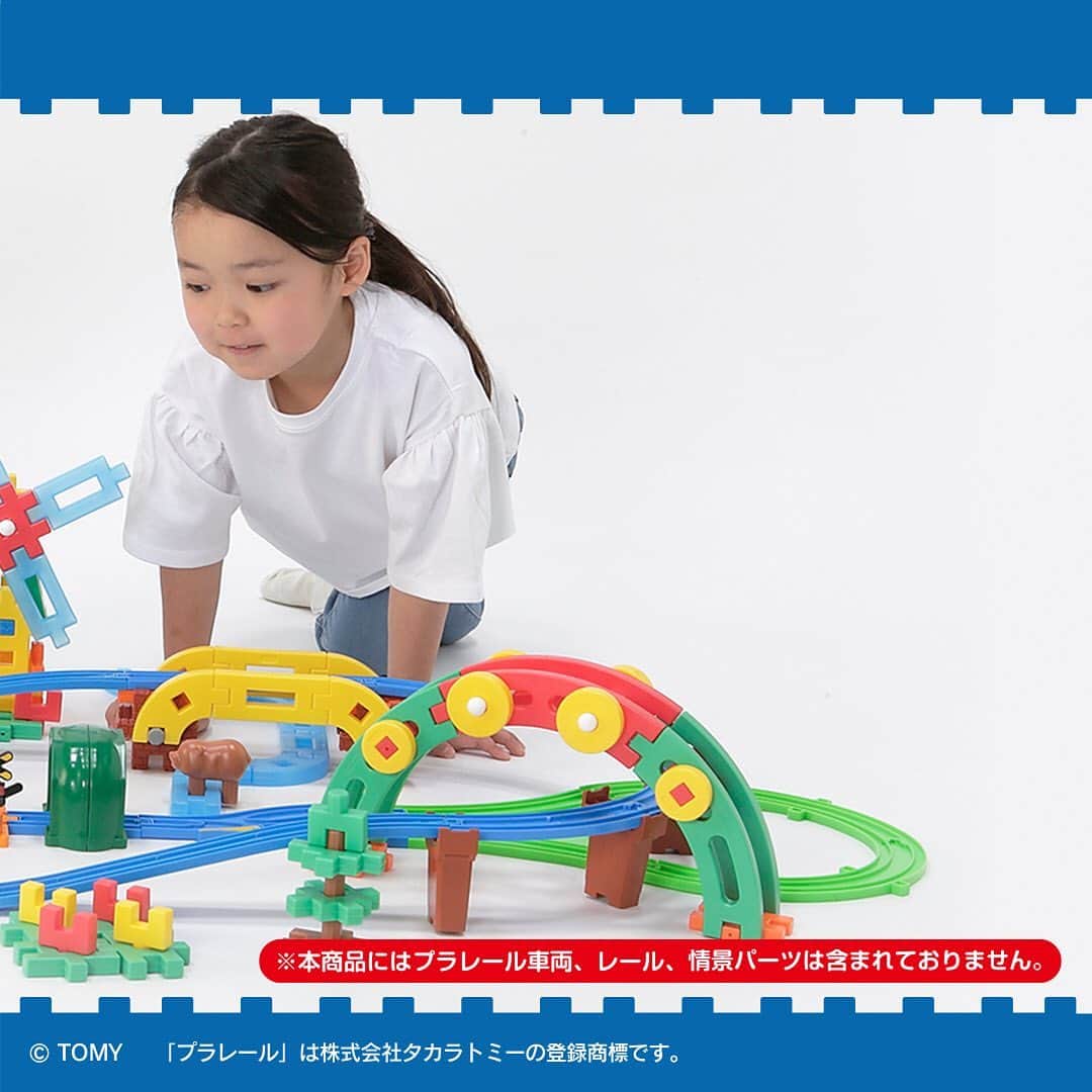 学研のニューブロック mini labo【公式】のインスタグラム：「本日、4月20日発売❗️ 「プラレール」と「Gakkenニューブロック」がコラボレーション✨ 「プラレールと遊ぼう！ Gakkenニューブロックジオラマセット」が本日発売に❗️ 　 それぞれでも楽しいけど、一緒に遊ぶともっと楽しい❣️ みんなの想像力と創造力を刺激します💡🌟  来週からくわしく紹介していくよ🎵  スライドして動画もチェックしてね👀   -------------------------------------- HPもチェック🔍 https://newblock.jp/lp/diorama/ --------------------------------------  ※本商品にプラレール車両、レール、情景パーツは含まれておりません。    #ニューブロック #学研のニューブロック #gakkenニューブロック #学研 #学研ステイフル #ブロック #ブロック遊び #子育て #家族 #親子 #ママ #パパ #プレママ #子供 #おもちゃ #知育玩具 #懐かしい #Gakken #いちばんくん #ロゴリニューアル #プラレール #ベストセレクションセット #ジオラマ #ニューブロックジオラマセット #ジオラマスタートセット #ジオラマデラックスセット #新発売」