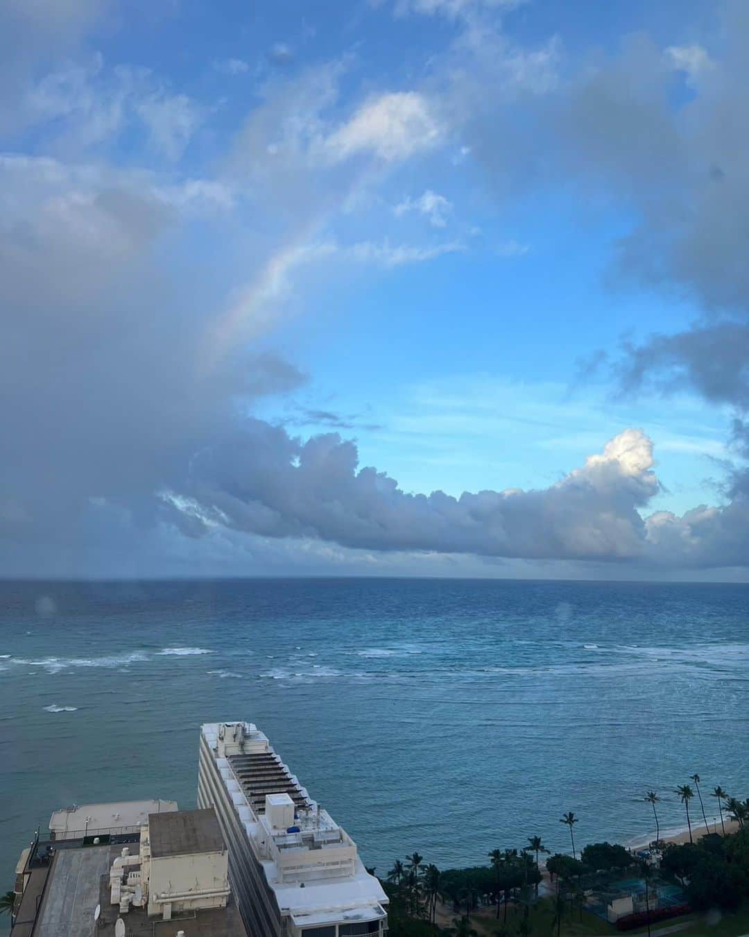キャシー中島さんのインスタグラム写真 - (キャシー中島Instagram)「* 晴れて来ましたよ。 うっすらだけど虹も出てます。 これでお天気回復ですね！ 今朝も海にはサーファーがいません、うちの男子も今日はサーフィン、諦めた様です❤️  ハルコは元気よくキッズスクールに行きました。 international schoolは9月からなのですが、ハルコは我が家の近くの幼稚園の通っていたので、Englishでの授業を受けていません。 そのためにプレスクールに通っていますが、ハワイに来て少しづつ喋るようになりました。 このハワイもハルコにとっては勉強ね❣️  ハルコがschoolに行ってる間にパールリッジにあるfabric martに来ました。  生地の量が半端なく多くて、時間を忘れてしまいそうです。  たくさん買いましたよ♪♪♪  男子は頼りになります❣️  帰りにカカアコの倉庫外に来ました。 ここは近年、壁に描く絵が話題になり🖼ウォールアートの街として人気が出て来ました。 洋輔のリクエストで来ました。 SALTと言うモールに車を停めて🚘ウォールアートを見ながらぶらぶら❣️ キルトのバッグを撮影しながらぶらぶら👟です❤️」4月20日 18時57分 - official_kathynakajima