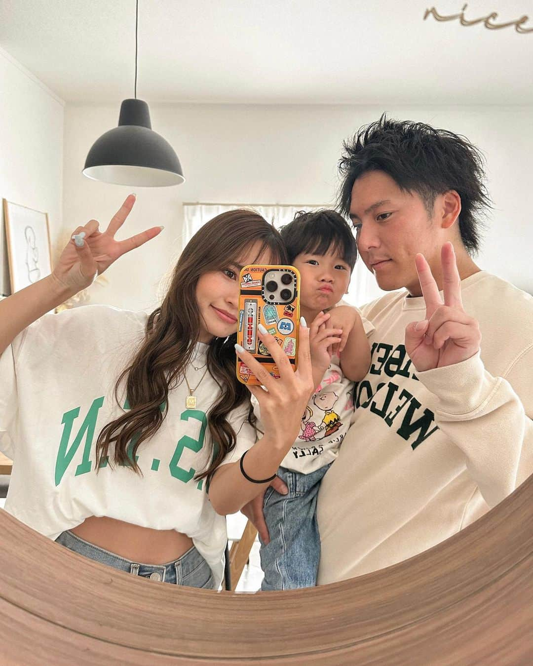 baby.maiのインスタグラム：「. . 暑いのに1人裏起毛のスウェット着るやつ🧑🏽 ママとりくちゃんはTシャツ🌻🤍  着てるTシャツは @adthie_official の✌🏽 カラバリめっちゃあったけど あんまり持ってないグリーンにしてみた🌿 丈が長めやからレギンス合わせとかも良さそう✌🏽  最後の写真はりくちゃんが📸💕  #family #家族 #familyphoto #adthie #アドティエ #PR #pixarxcasetify #casetify」