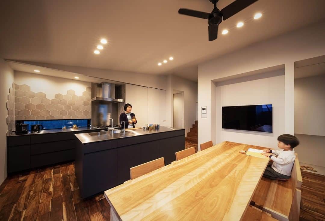 のインスタグラム：「神園町の家／ダイニングキッチン ・ ワークスペースからダイニングキッチンを見たところです。 ダイニングテーブルとチェアは、神戸の家具屋MOUさんで特注製作してもらいました。 ・ 写真：福澤昭嘉 #シンプル #モダン #デザイン #建築 #建築家 #建築家住宅 #注文住宅 #設計事務所 #住宅 #新築 #一軒家 #家 #建築家の家 #建築家とつくる家 #設計事務所とつくる家 #建築家と建てる家 #住まい方#ライフスタイル #architect #architecture #design #home #ダイニングキッチン #家具屋mou #ワークスペース」